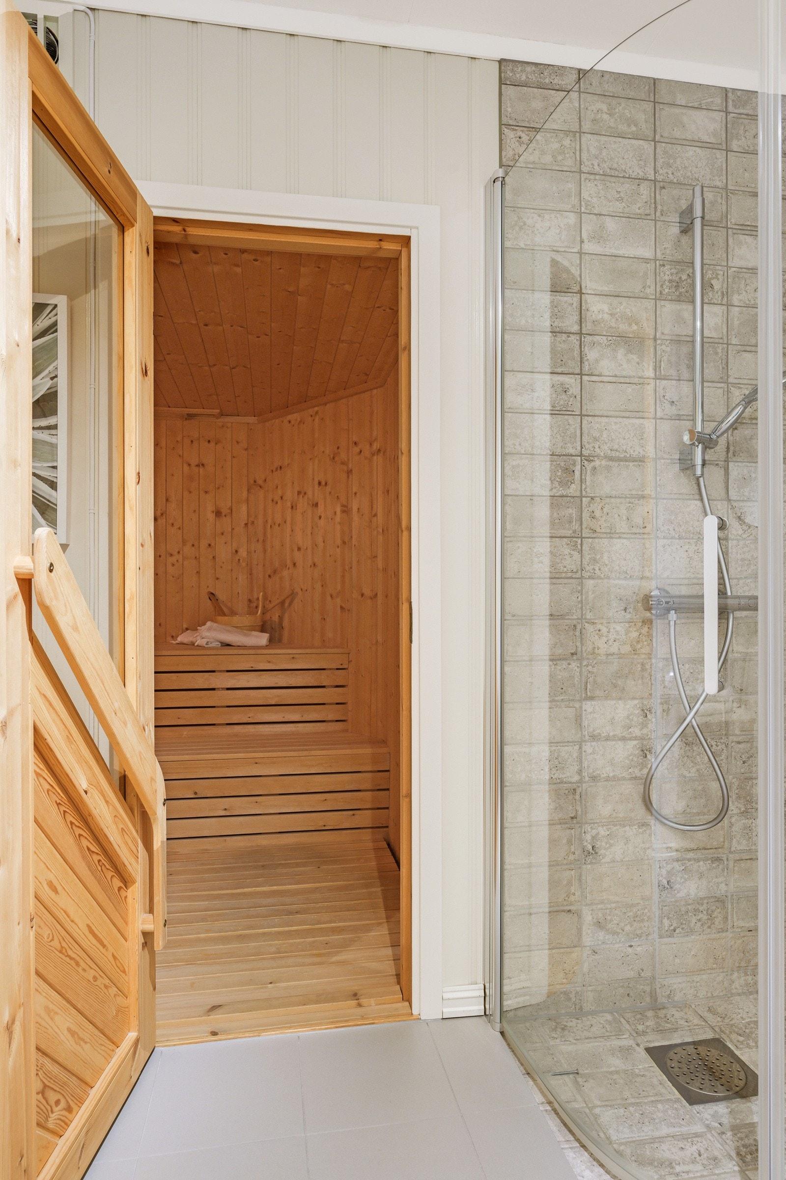 Her er det både servant/skyllekum, dusj, wc og dør til badstue Galleribilde