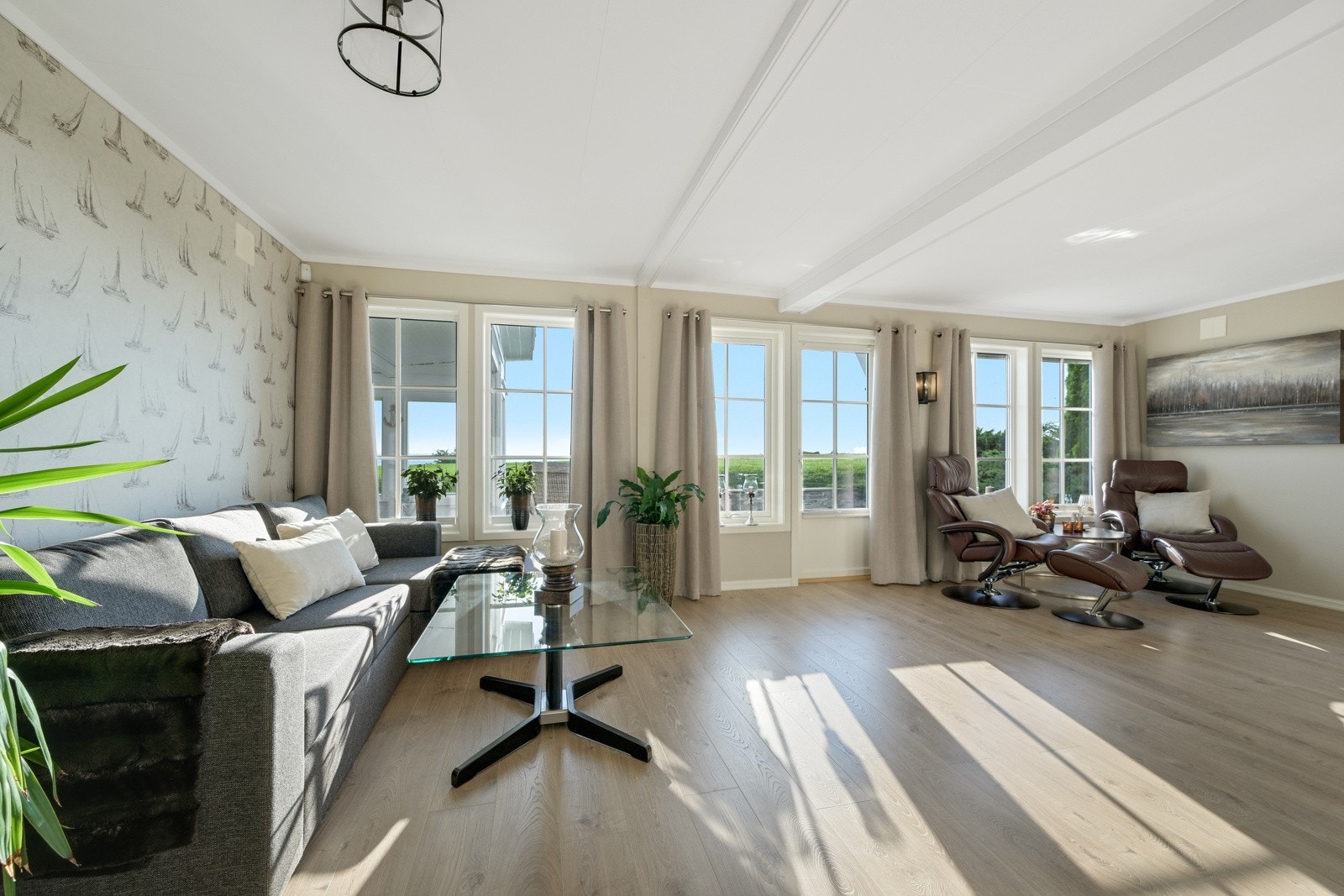 Her finner vi boligens andre stue - også dette er en lys og romslig stue Galleribilde