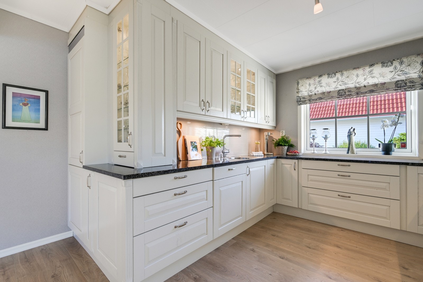 Kjøkkenet har en pen, solid og klassisk innredning fra Sigdal kjøkken Galleribilde