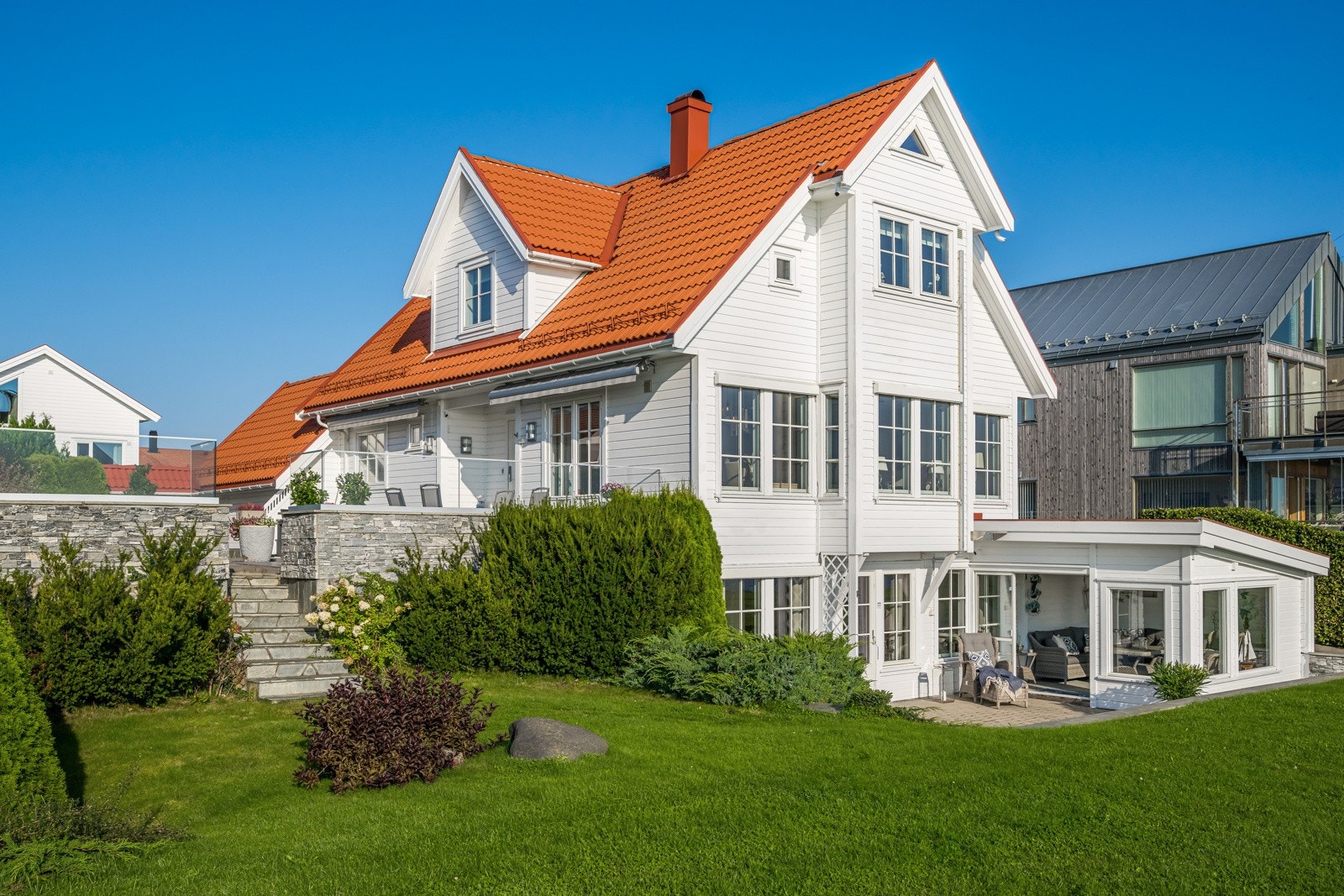 Her ser vi fasaden mot syd/øst og havestue. Bare noen få trappetrinn opp til innngangspartiet Galleribilde