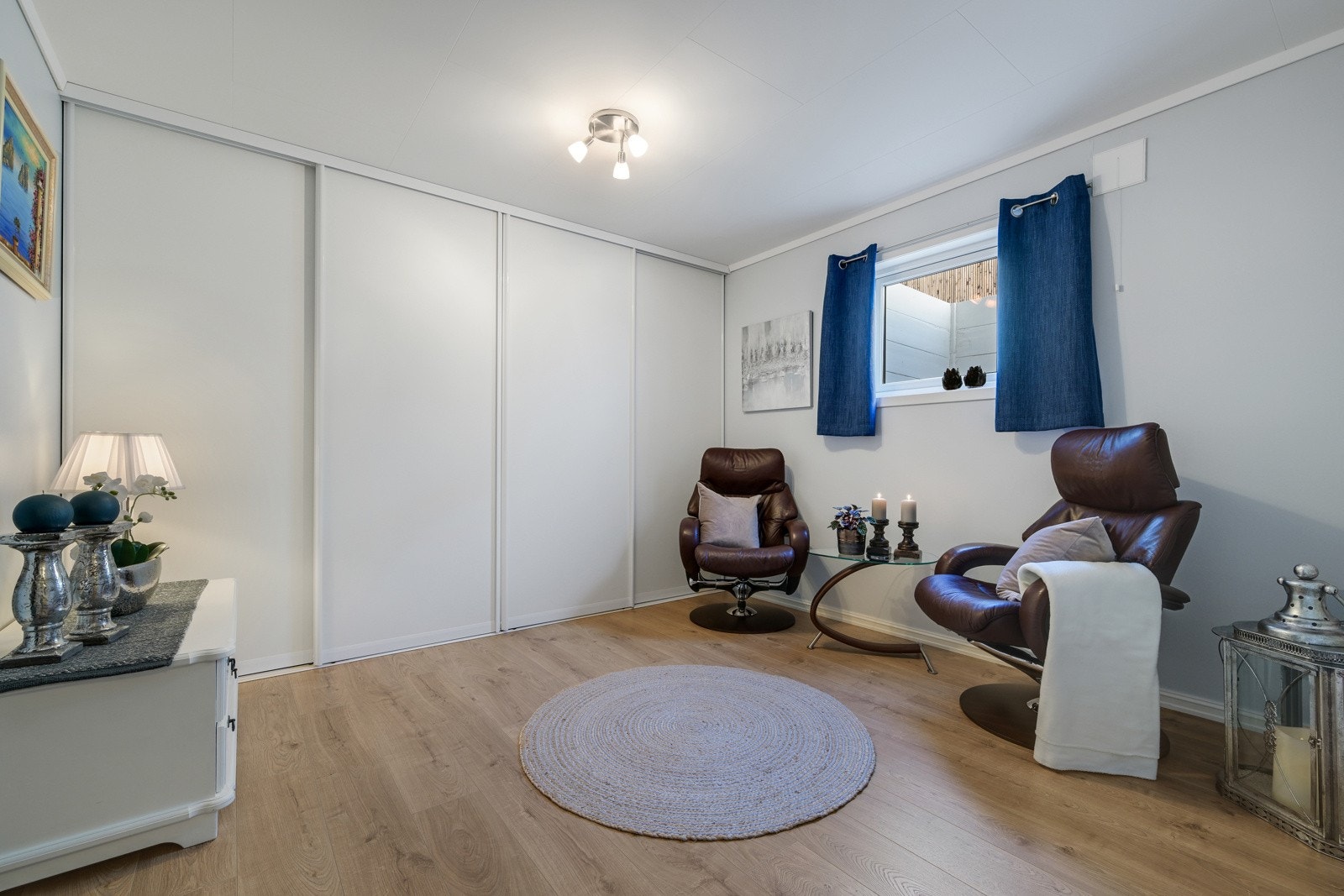 I underetasjen er det gjesterom m/stor skyvedørsgarderobe og stort vindu som kan åpnes sideveis Galleribilde