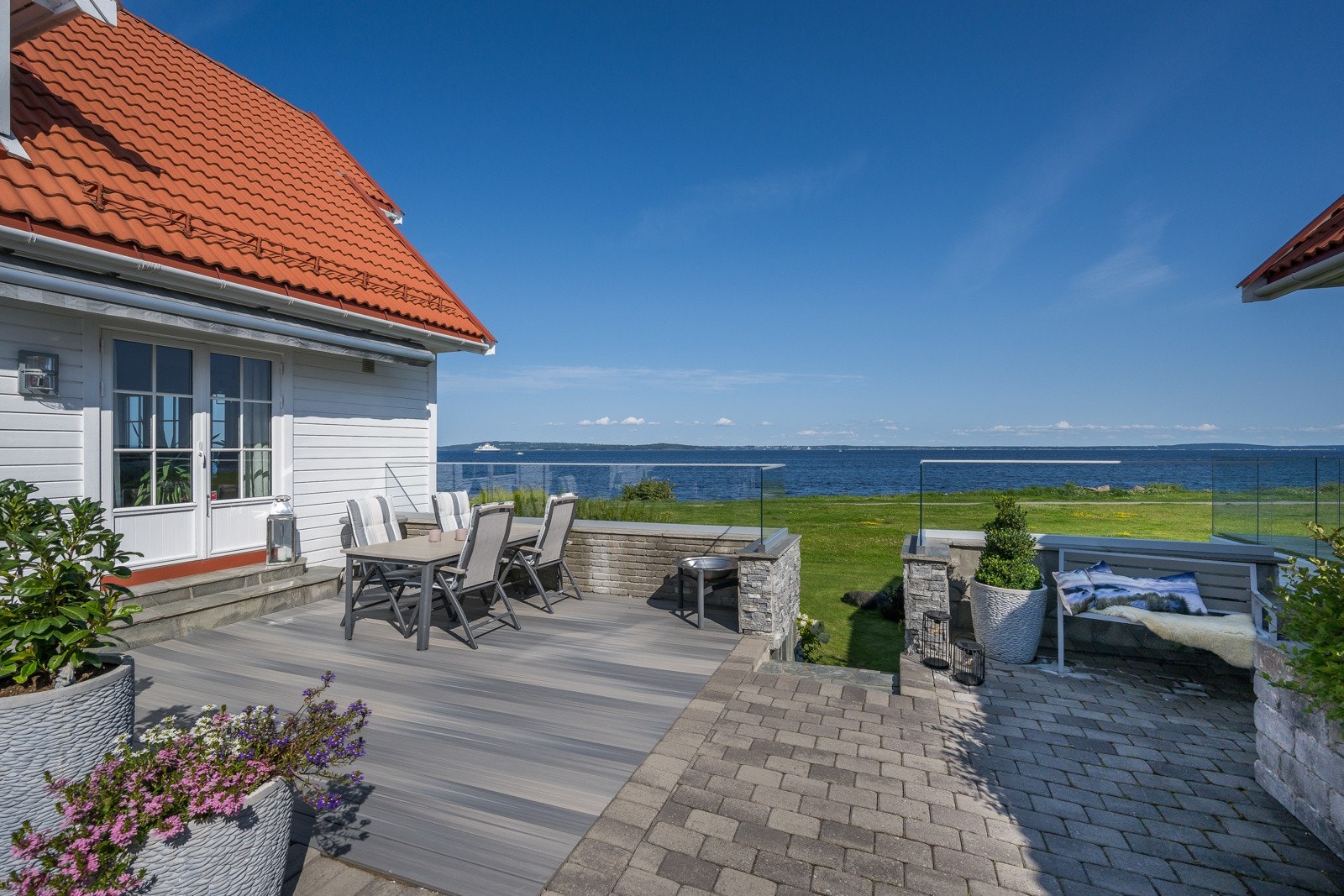 Den doble døren til venstre er inn til stua - levegger av glass Galleribilde