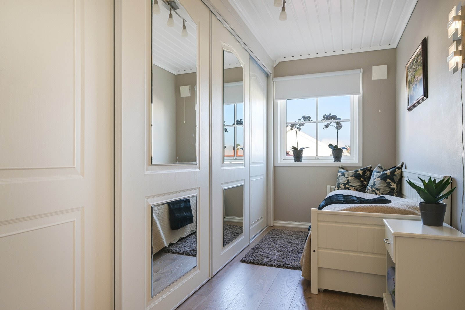 Soverom III har også godt med garderobeplass Galleribilde