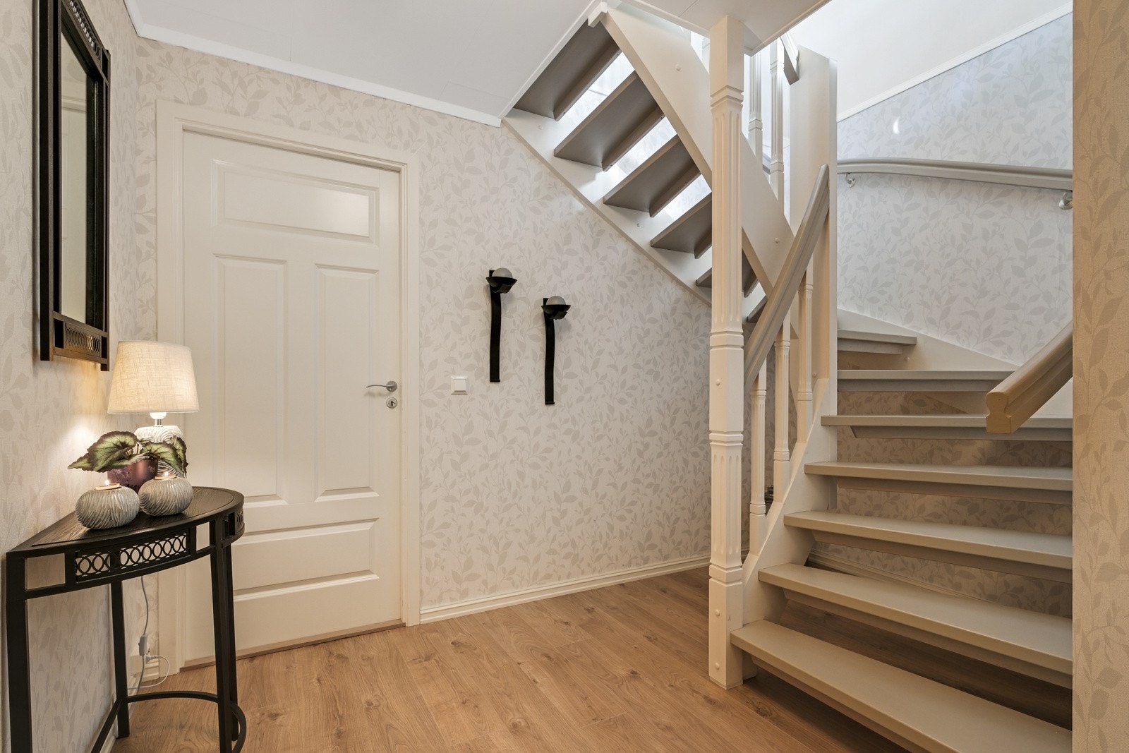 Da har fotografen tatt turen ned i underetasjen - døren til venstre er inn til et gjesterom Galleribilde