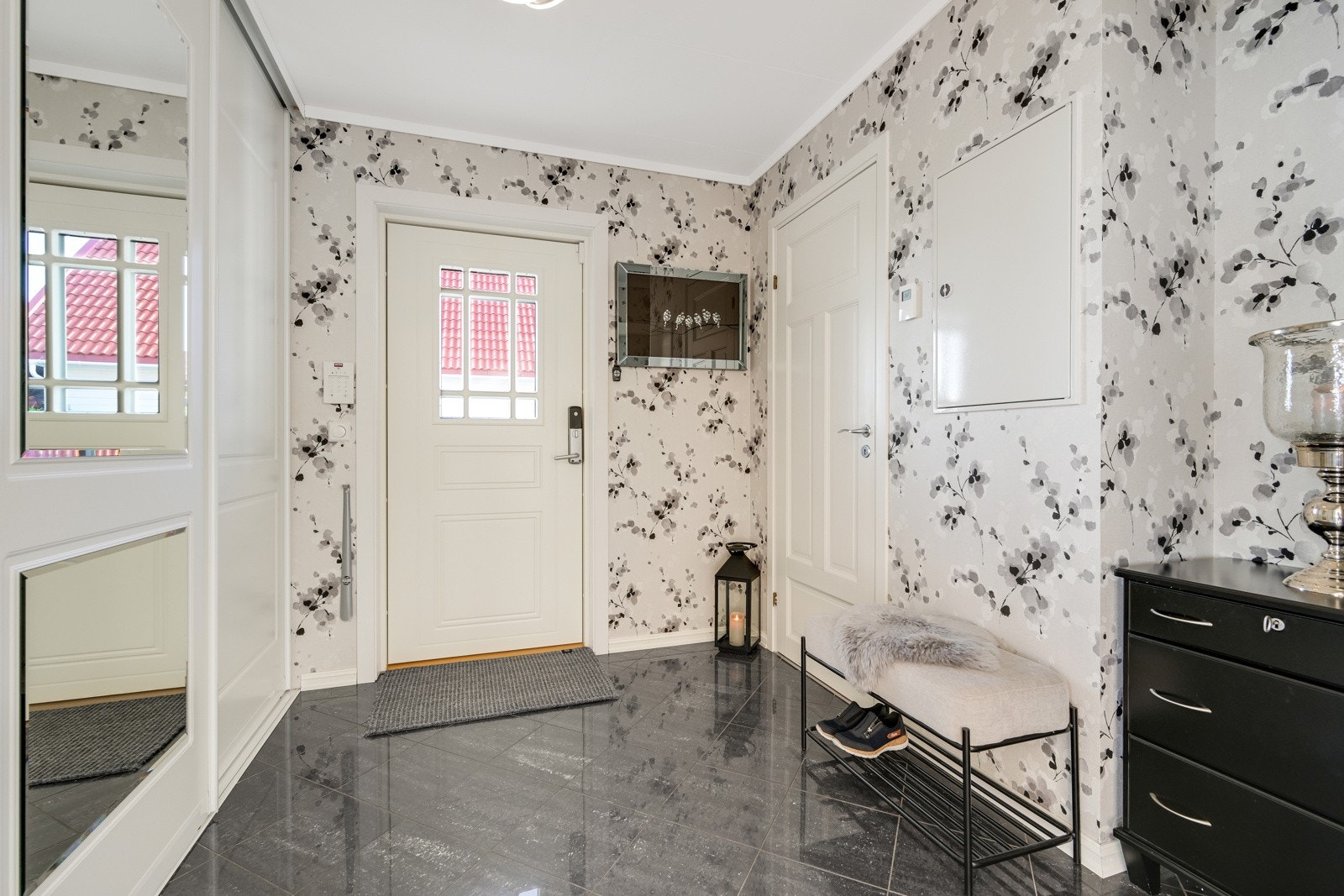 Flislagt entre med skyvedørsgarderobe og vannbåren varme Galleribilde