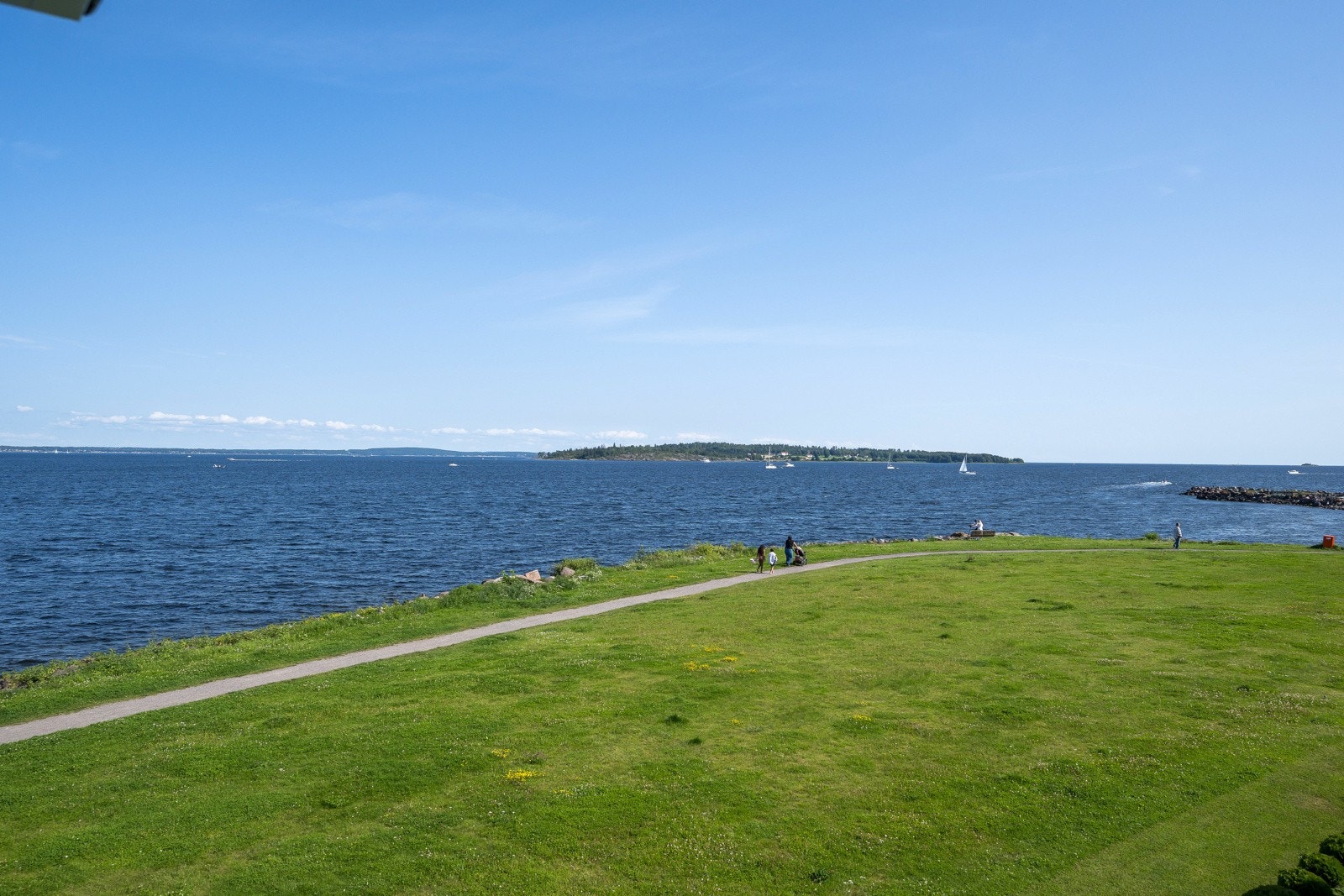 Her ser vi litt av den praktfulle utsikten fra stua med Bastøy til høyre Galleribilde