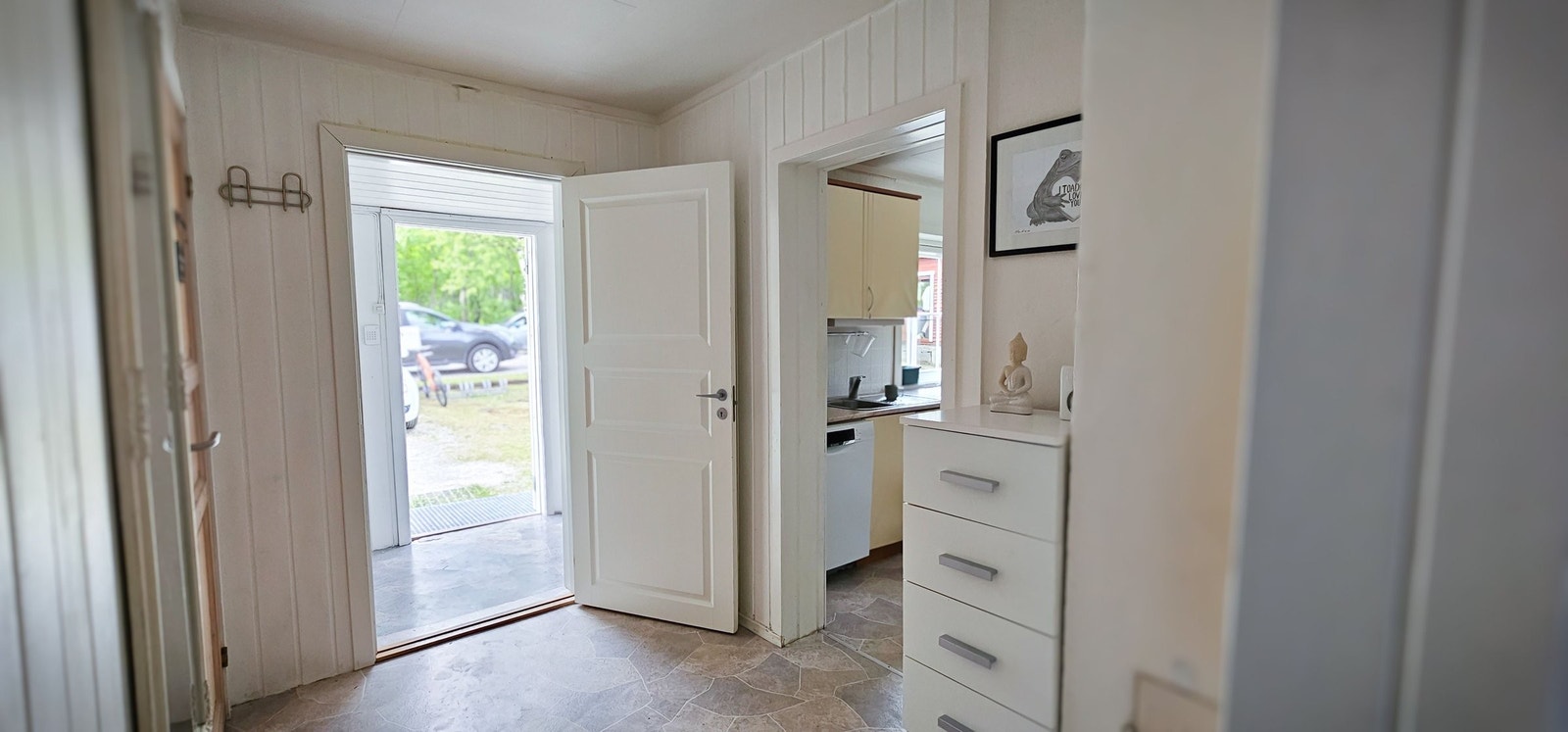 Hovedgang mot inngang. Soverom øst venstre, kjøkken høyre Galleribilde