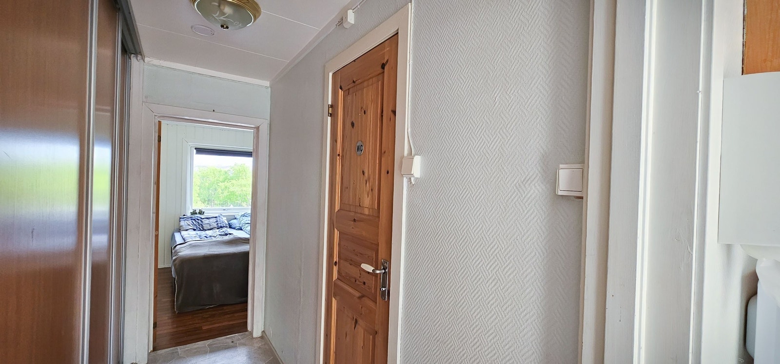 Gang med skyvedørsgarderobe ved WC mot soverom øst Galleribilde