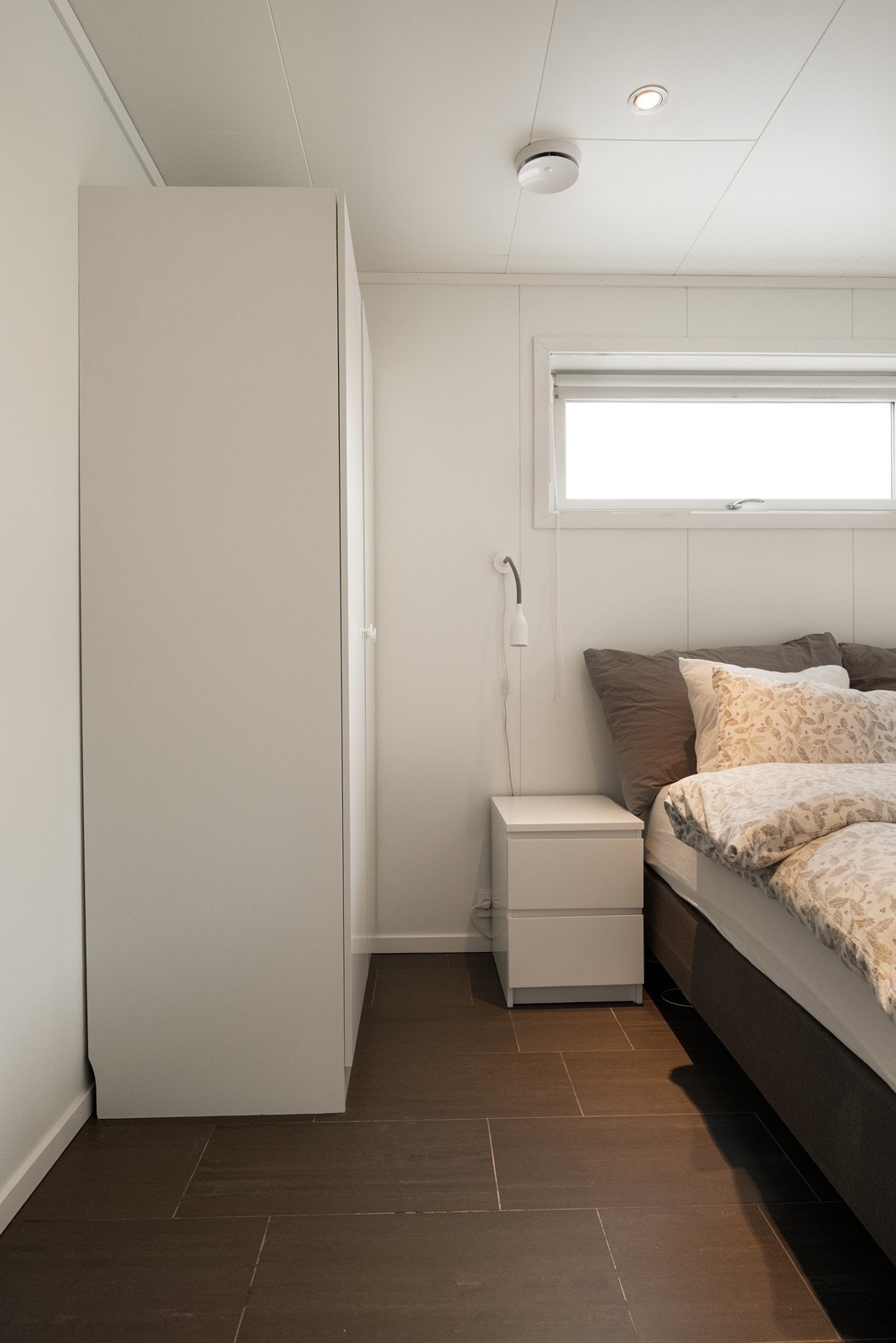 Garderobeskap montert for praktisk oppbevaring. Galleribilde