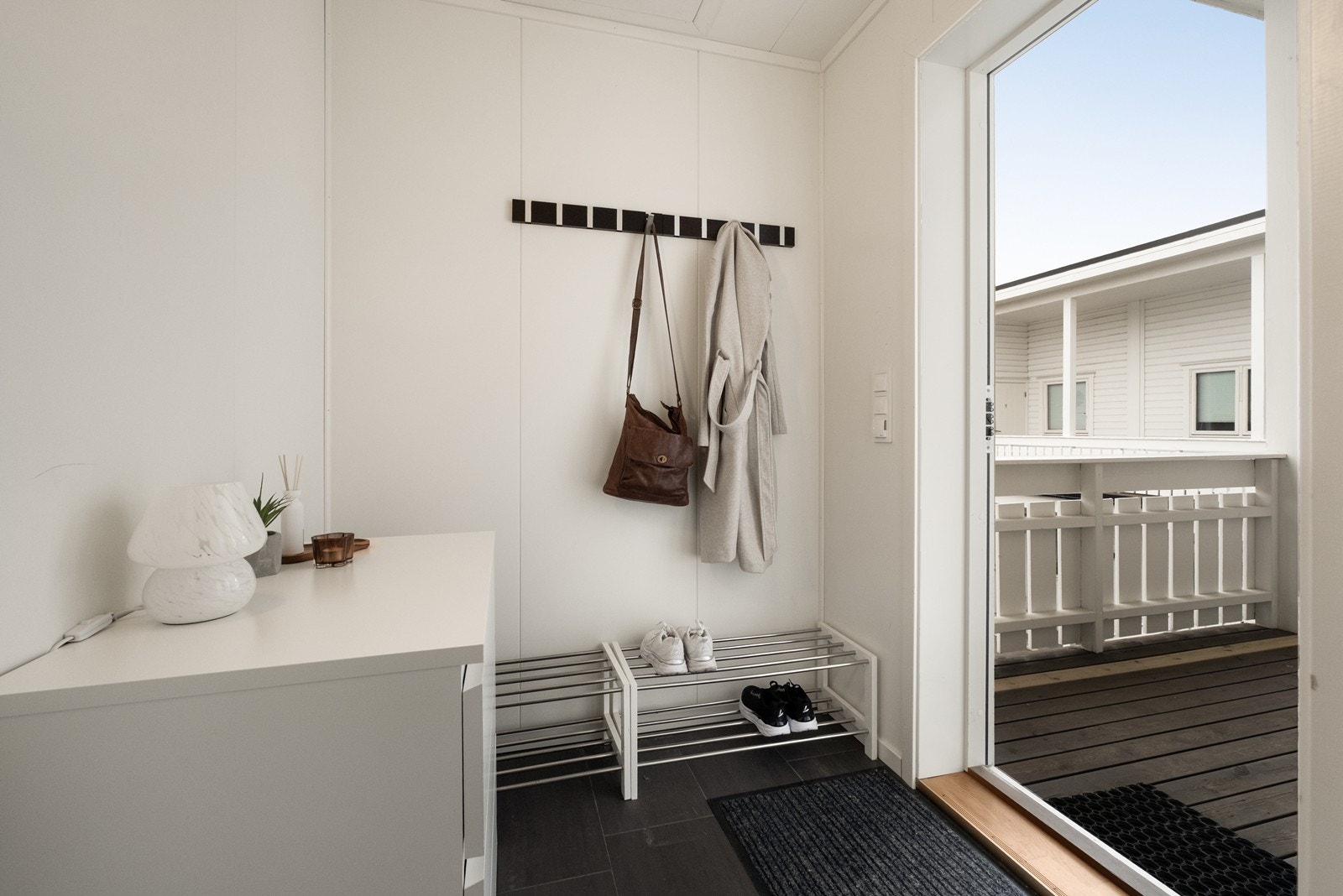 Flislagt gulv i entréen gir et praktisk og slitesterkt inngangsparti. Utgang til balkong med spaltedekke i tre gir enkel tilgang til uteområdet. Galleribilde