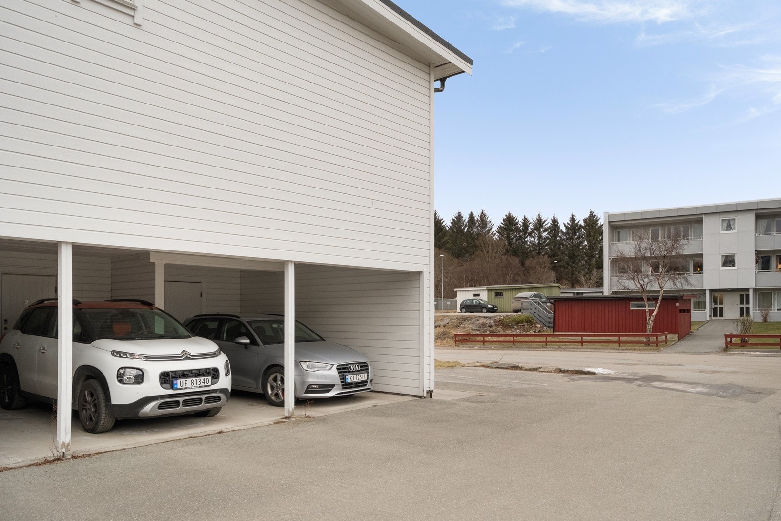 Carporten gir praktisk parkering med enkel adkomst fra asfaltert område. Galleribilde