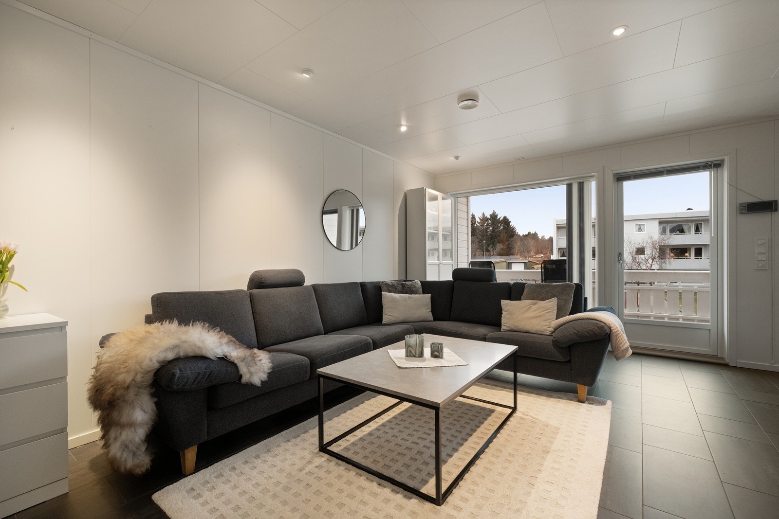 Utgang til veranda gir enkel tilgang til uteområdet fra stuen. Galleribilde