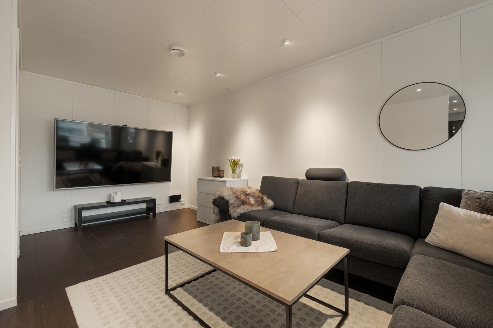 Veggene har malte plater som gir et rent uttrykk i stuen. Galleribilde