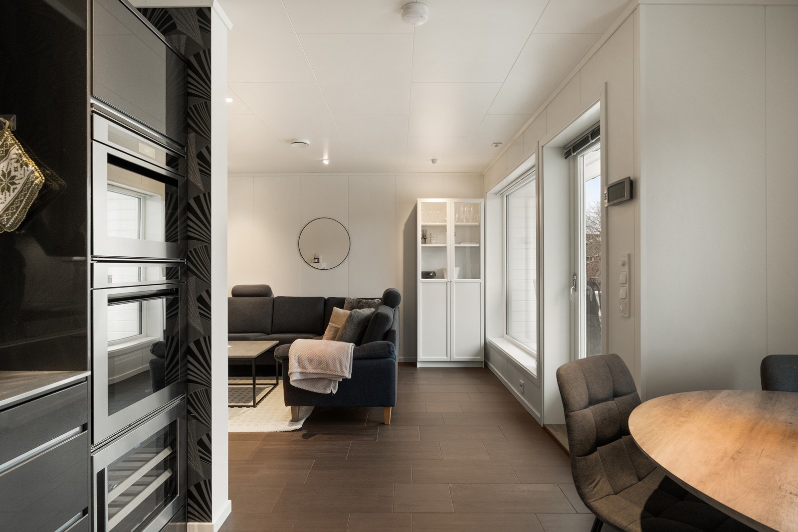 Direkte forbindelse mellom stue og kjøkken gjør rommet romslig og åpent. Galleribilde