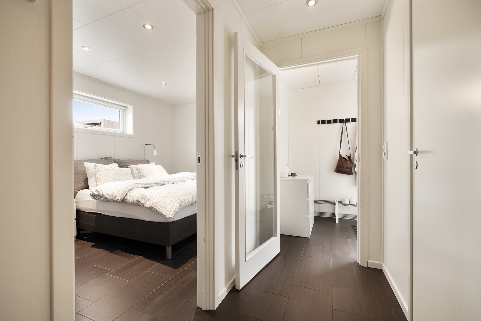 Boligen har gjennomgående gulv uten dørkarmer. Galleribilde