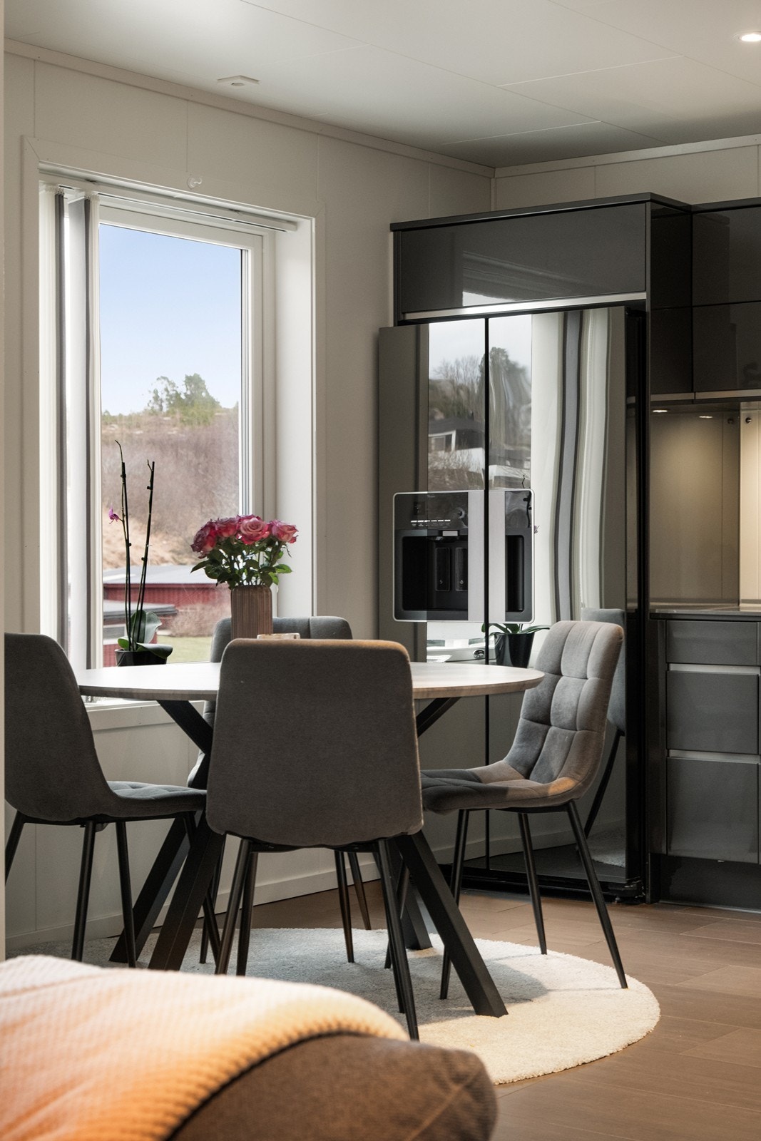 Vinduer i spiseområdet gir godt med lys inn i kjøkkenet. Galleribilde