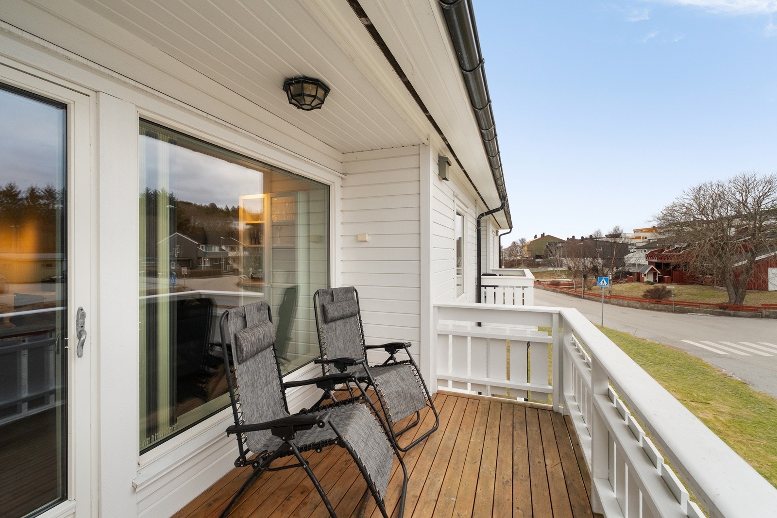 Verandaen har god plass til utemøbler. Galleribilde