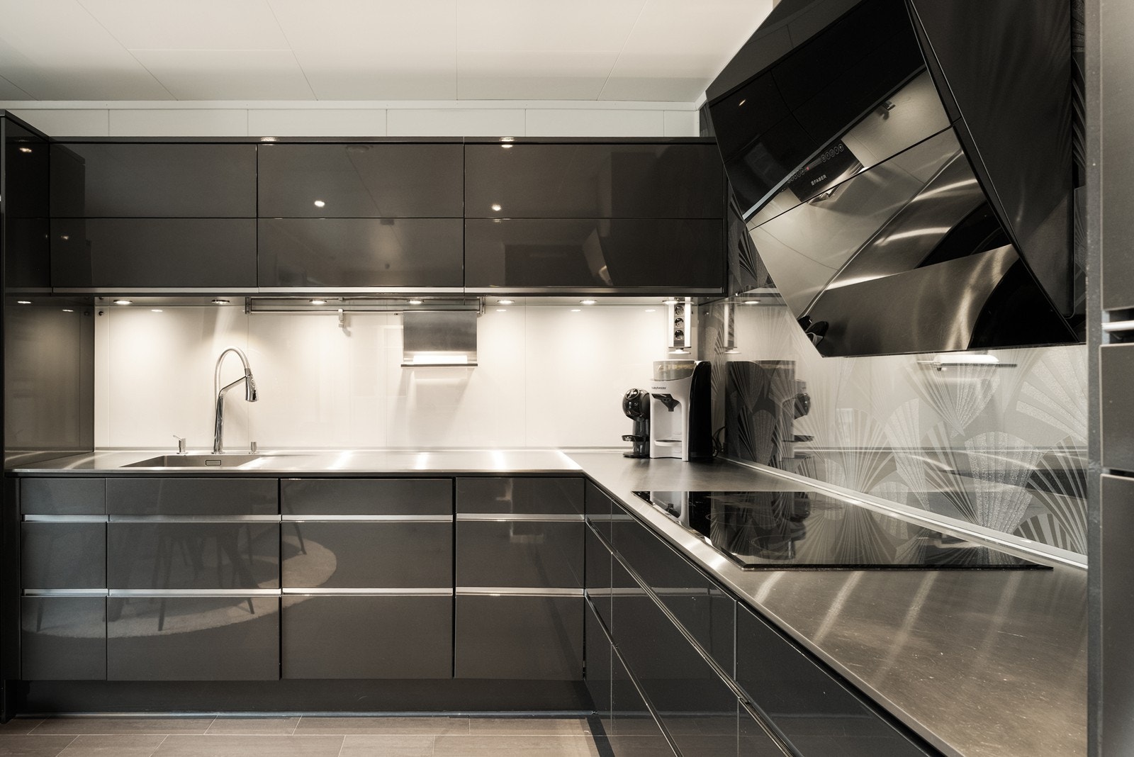 Kjøkkenventilator med avtrekk ut sikrer god luftkvalitet. Galleribilde