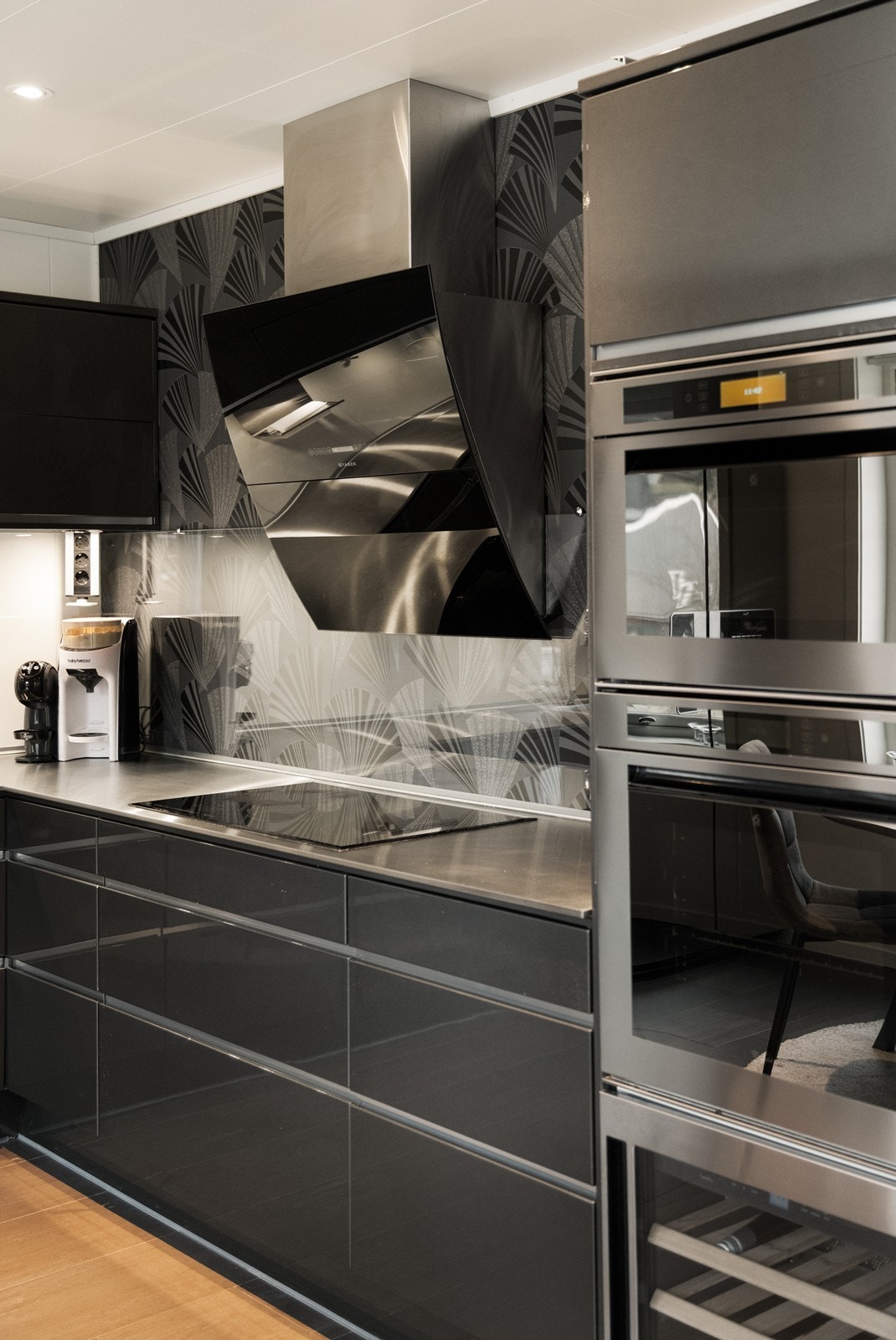 Integrert induksjonstopp, stekeovn, mikrobølgeovn og vinskap. Galleribilde