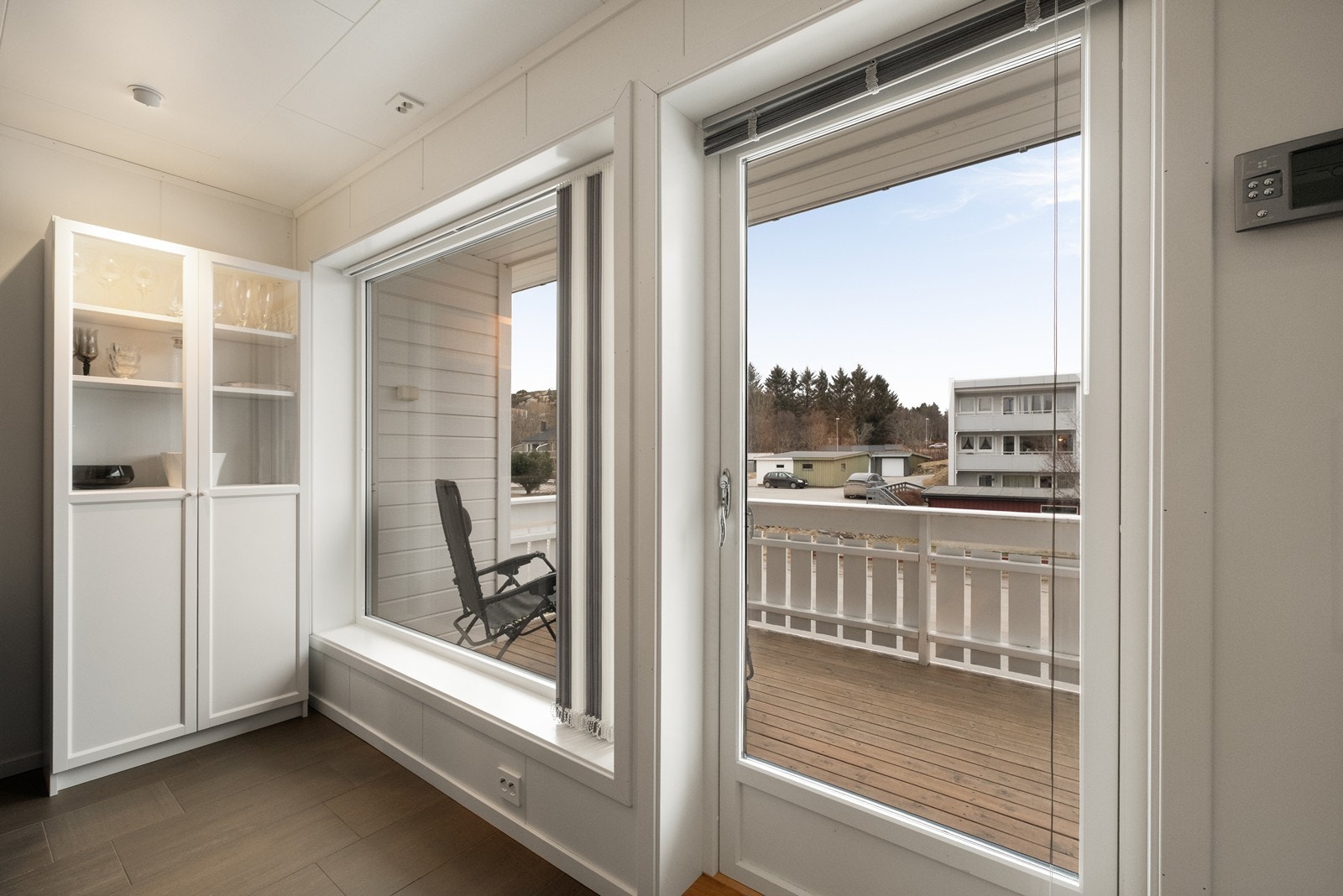 Store vinduer gir godt med naturlig lys og utsyn mot verandaen. Galleribilde