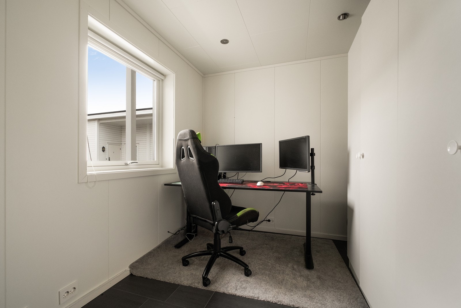 Soverom 2 brukes i dag som hjemmekontor, og har malte plater på veggene, flislagt gulv og garderobeskap. Galleribilde