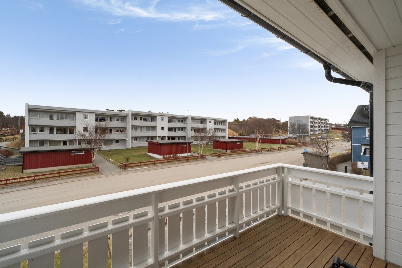 Utsikt fra verandaen mot nærliggende boligområde gir et åpent og oversiktlig inntrykk. Galleribilde