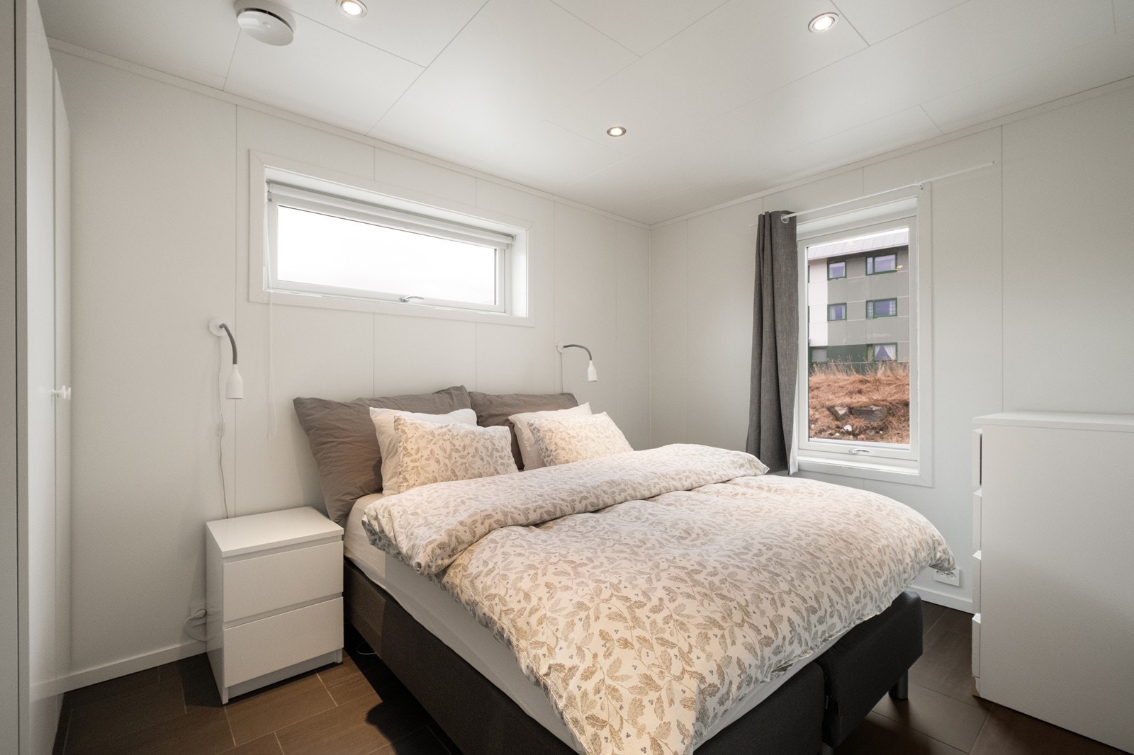 Hovedsoverommet har flislagt gulv og malte plater på veggene og vindu på to vegger. Galleribilde