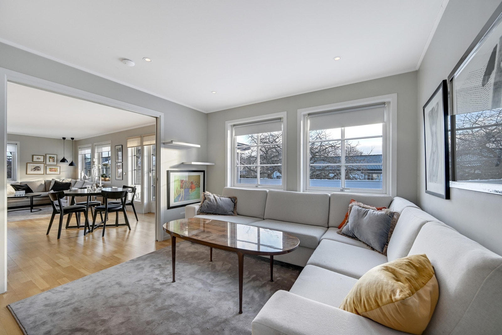 Stuen har flere møbleringsmuligheter og spot i tak. Galleribilde