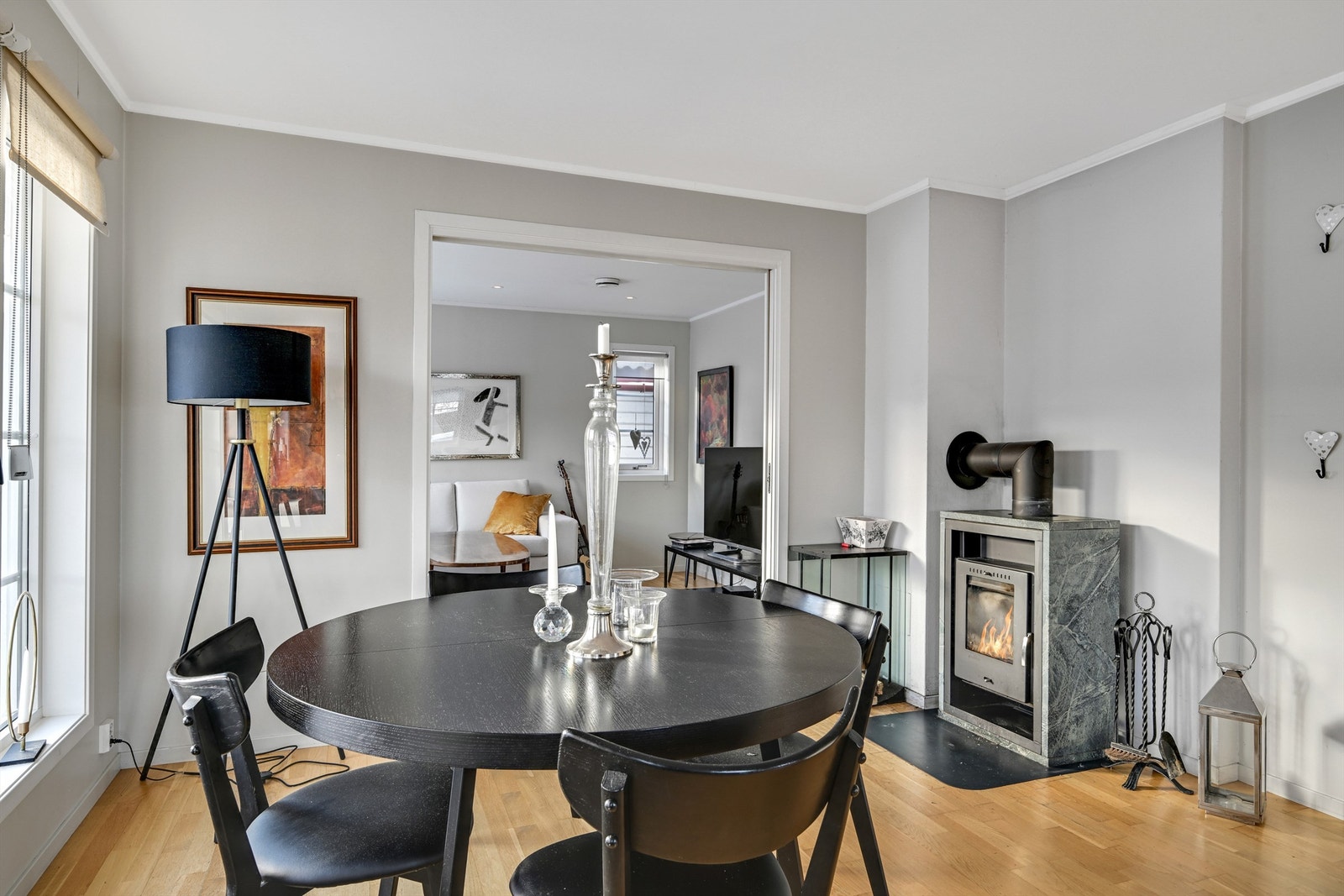 Stue med peis. Galleribilde