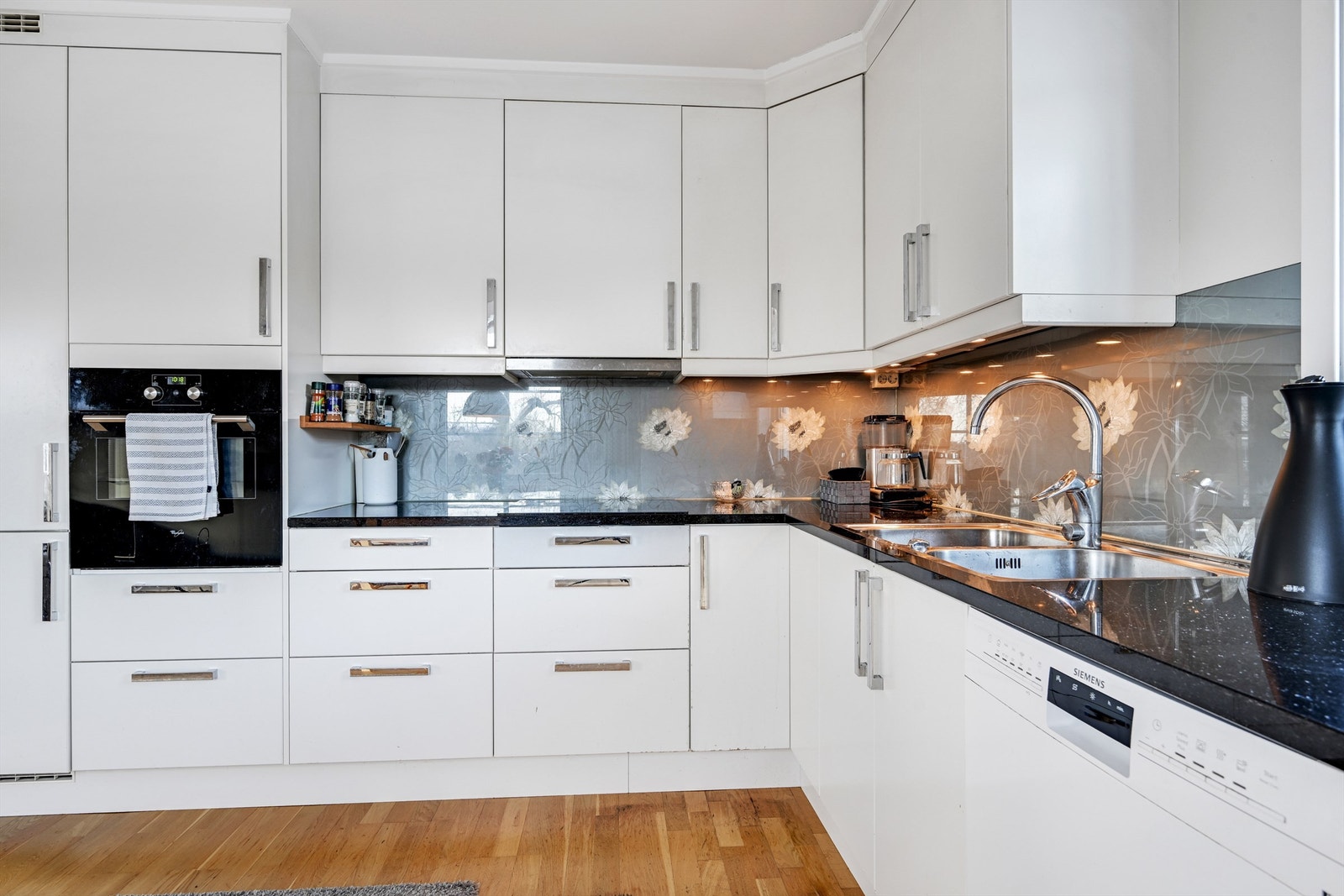 Kjøkken med takhøye skap og benkeplate i granitt. Galleribilde