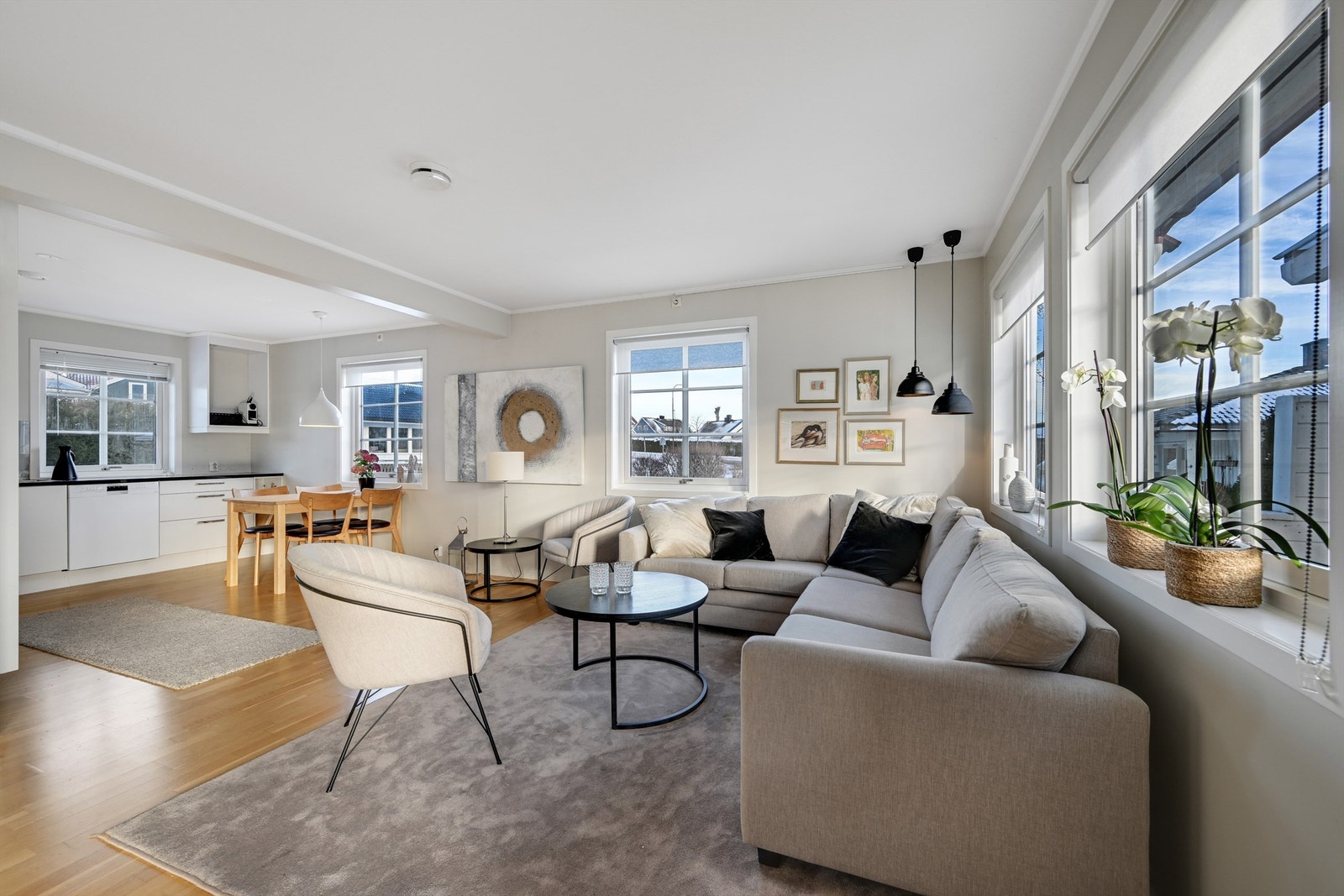 Et herlig allrom med åpen løsning mellom stue og kjøkken Galleribilde