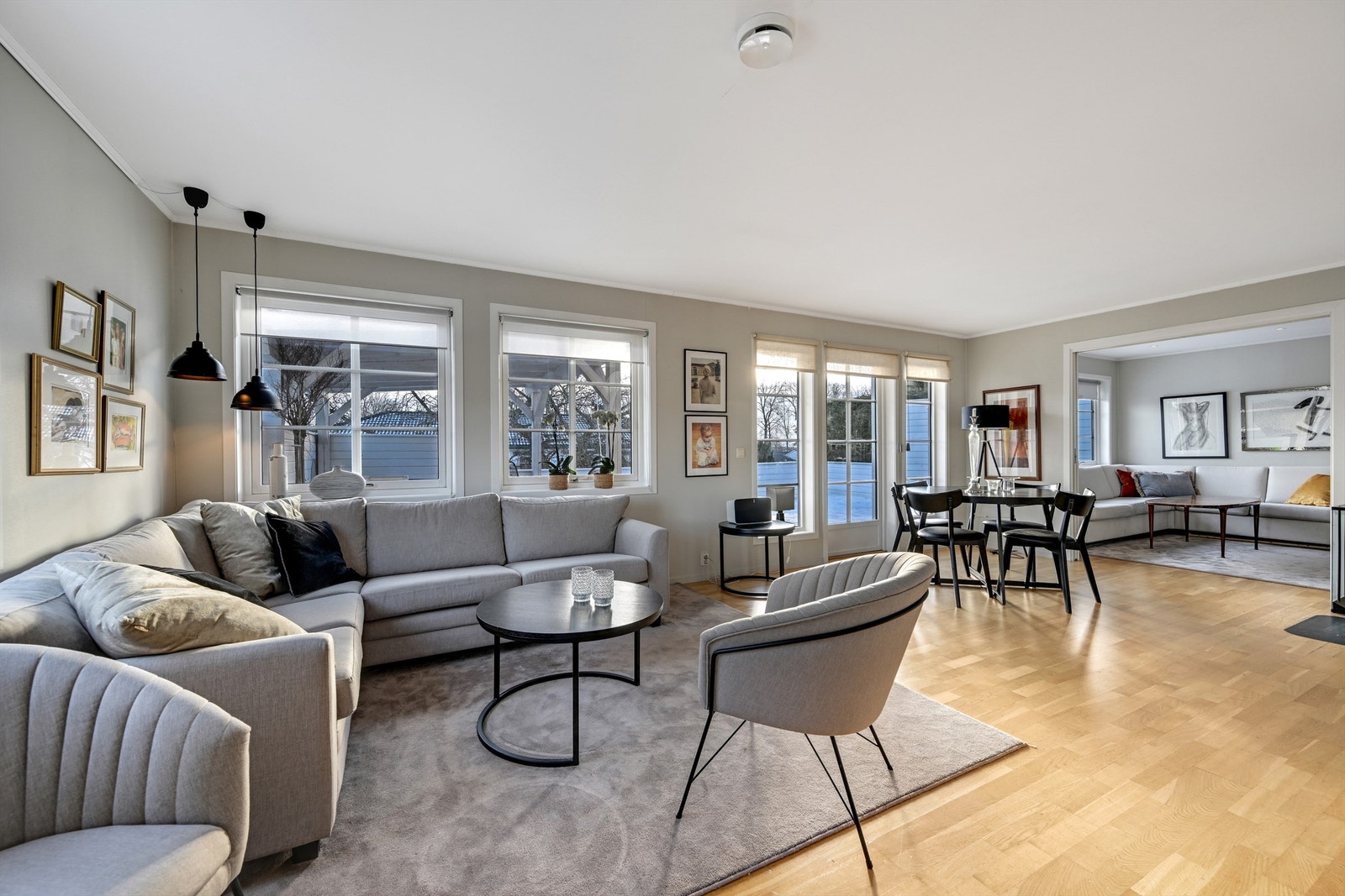 Stuen har utgang til terrasser. Galleribilde