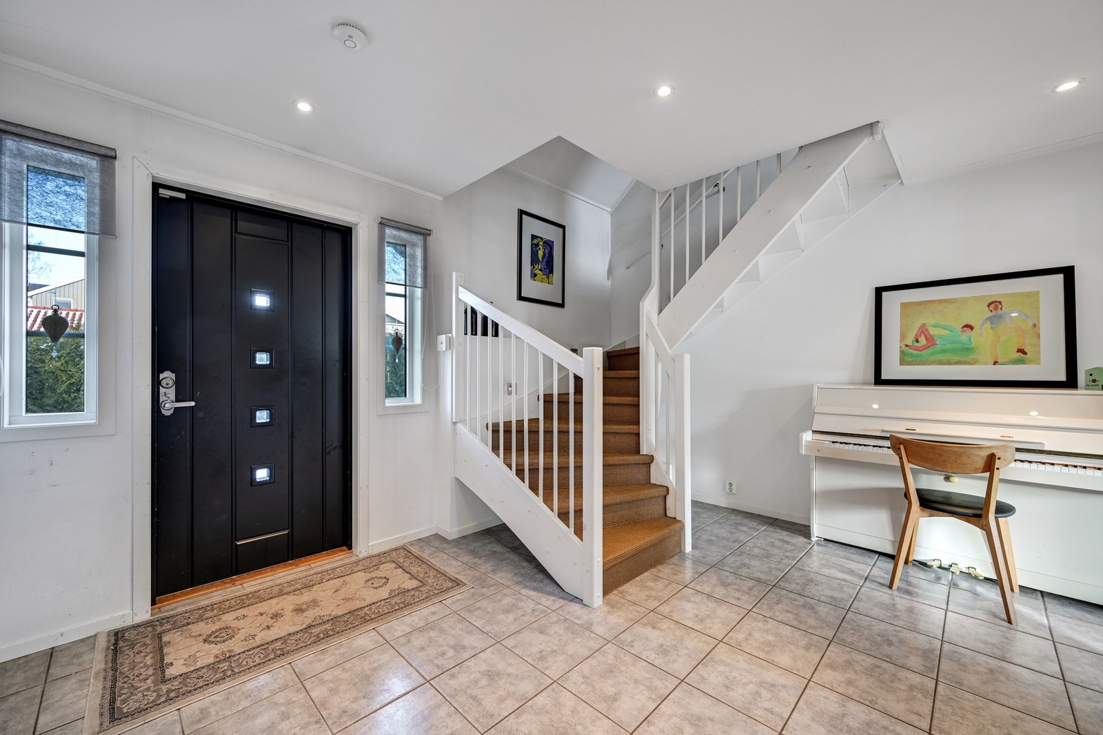 Romslig hall med spot i tak. Flis med varmekabler i gulv. Galleribilde