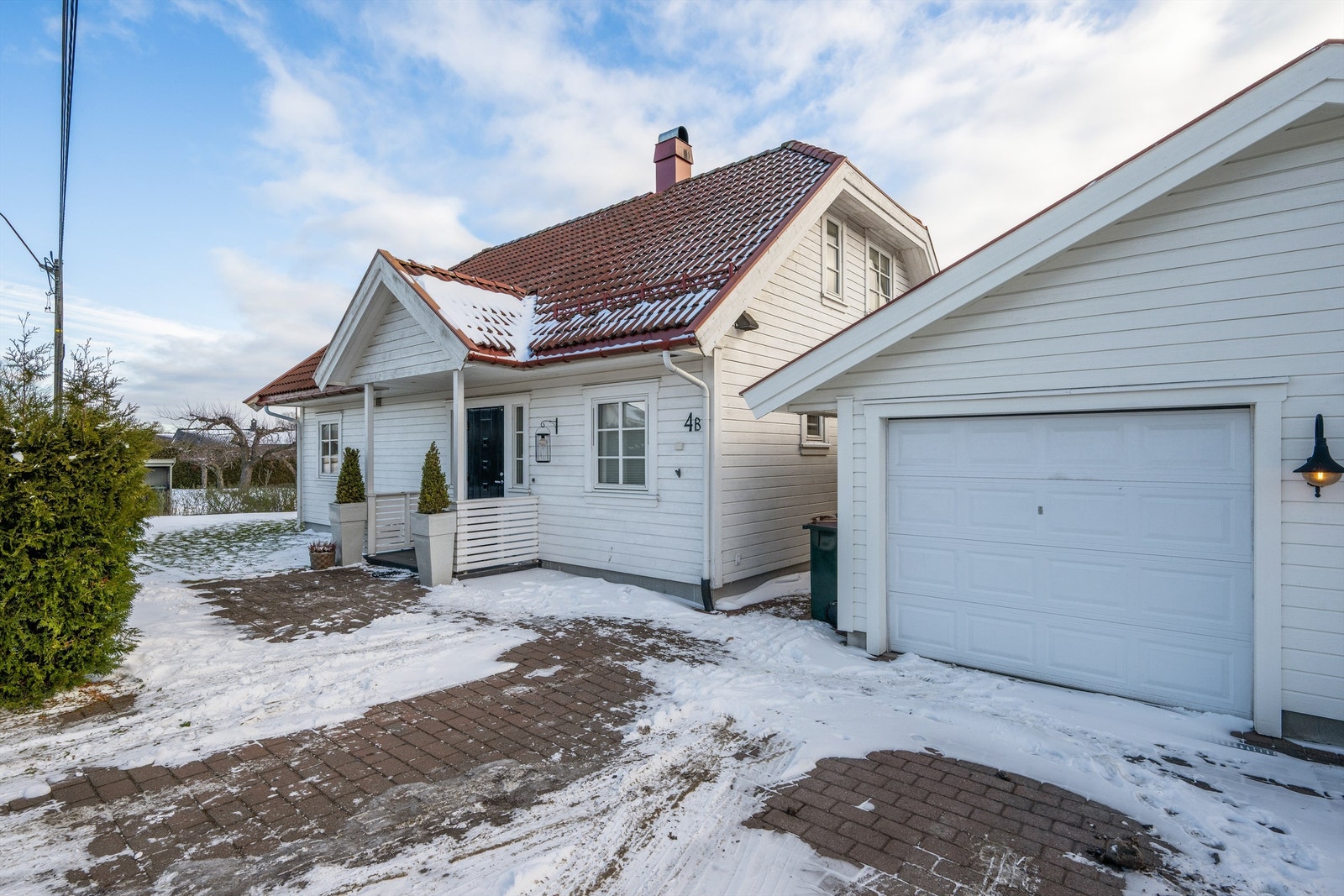 Fasade inngangsparti og garasje Galleribilde