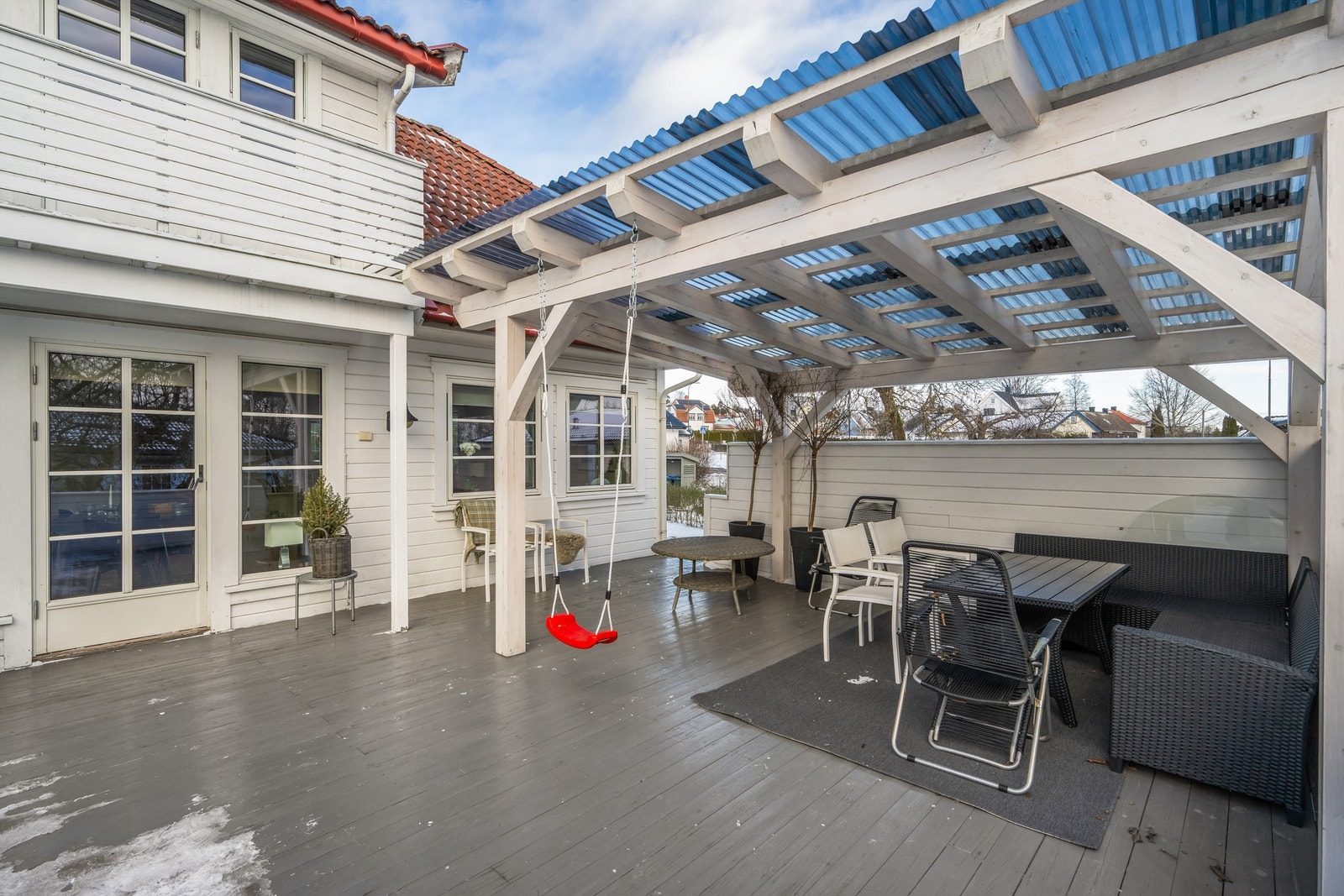 En meget romslig terrasse med pergola - her kan man virkelig kose seg! Balkong i 2. etg. Galleribilde