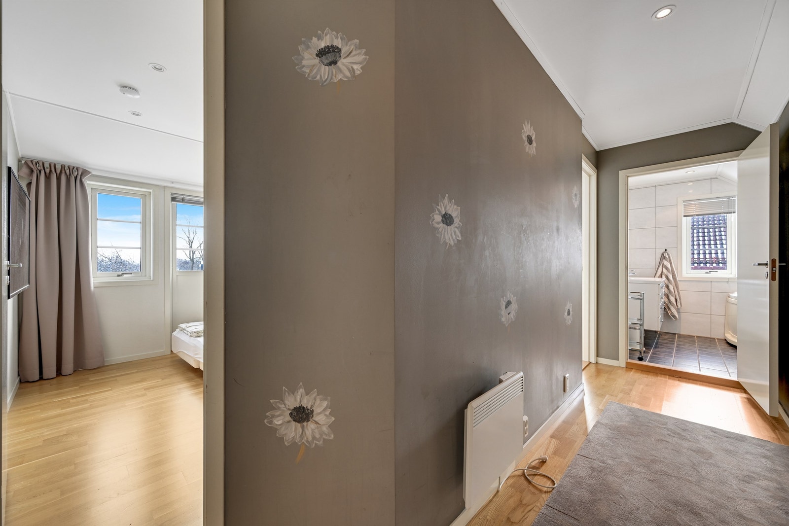 Gang i 2. etasje med tilkomst til 4 soverom, badeværelse og garderoberom. Praktisk med 4 kott i kneveggene Galleribilde