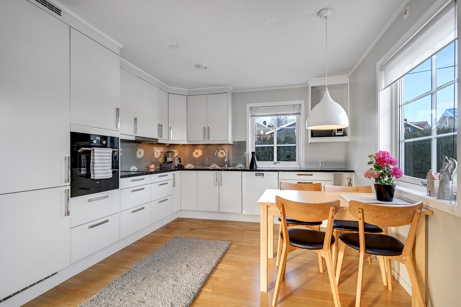 Kjøkken har takhøye skap Galleribilde