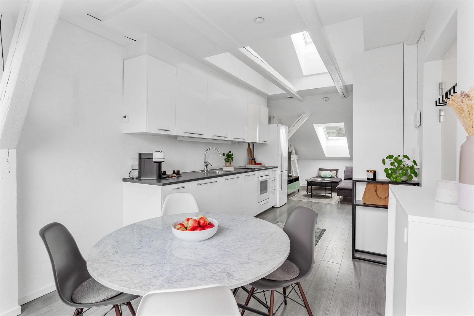 Den åpne løsningen gir god plass til en spiseplass i tilknytning til kjøkkenet. Galleribilde