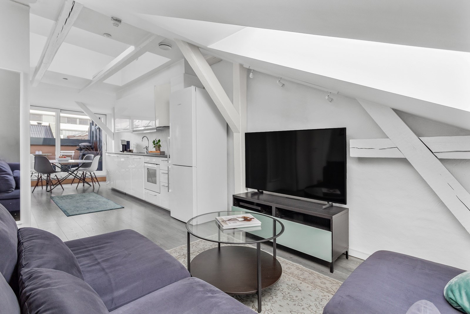 Stuedelen er en hyggelig sone for avslapning, med plass til en sofagruppe. Galleribilde