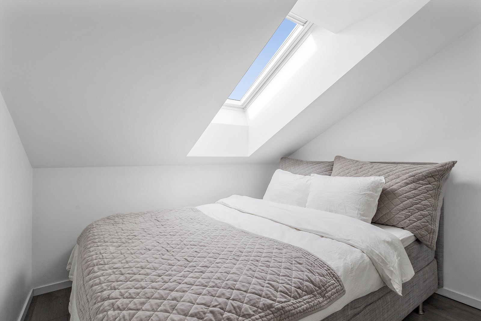 Også her sørger et takvindu for naturlig lys og en behagelig atmosfære. Galleribilde