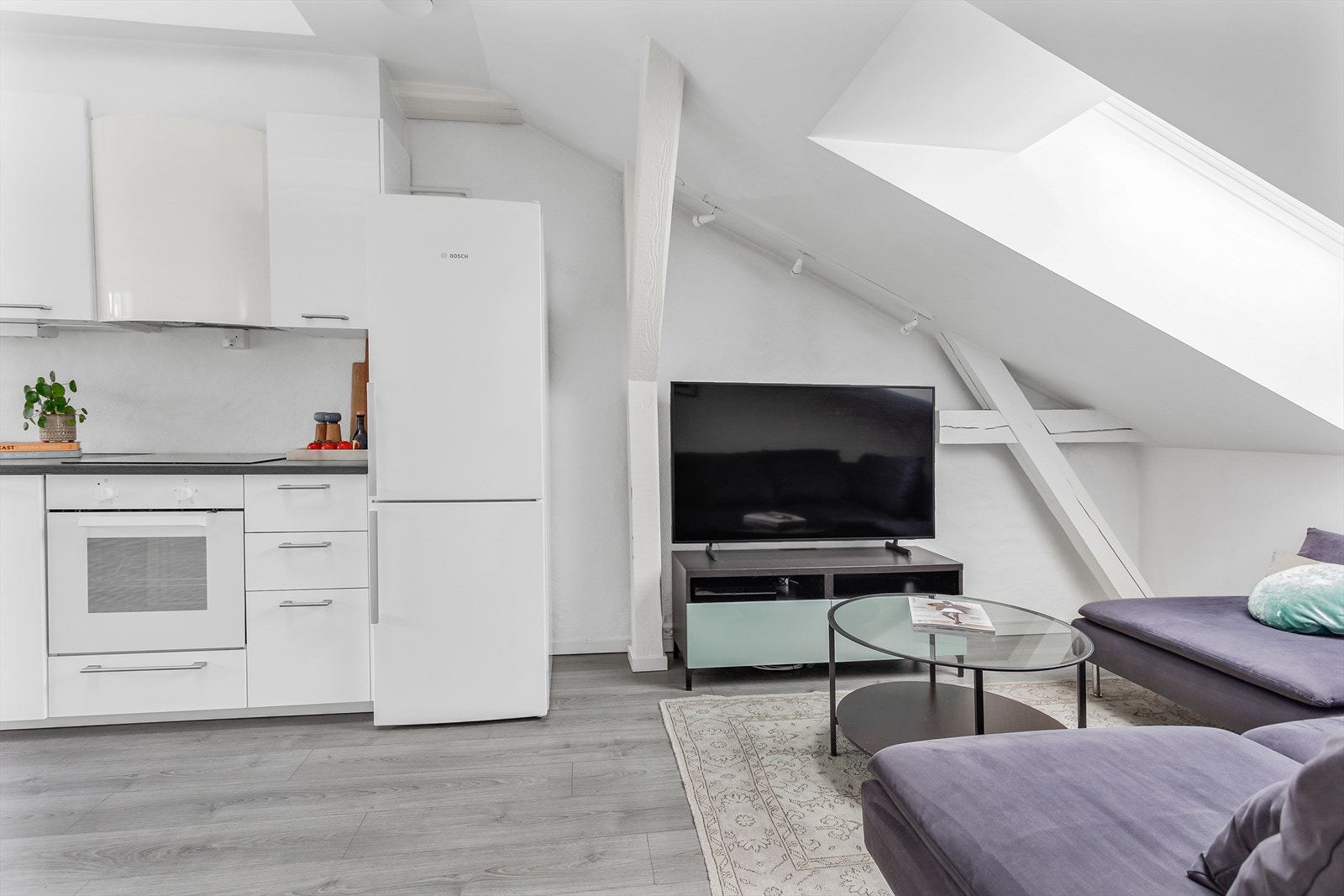 Kjøkkenet er utstyrt med integrert komfyr, platetopp og oppvaskmaskin. Galleribilde