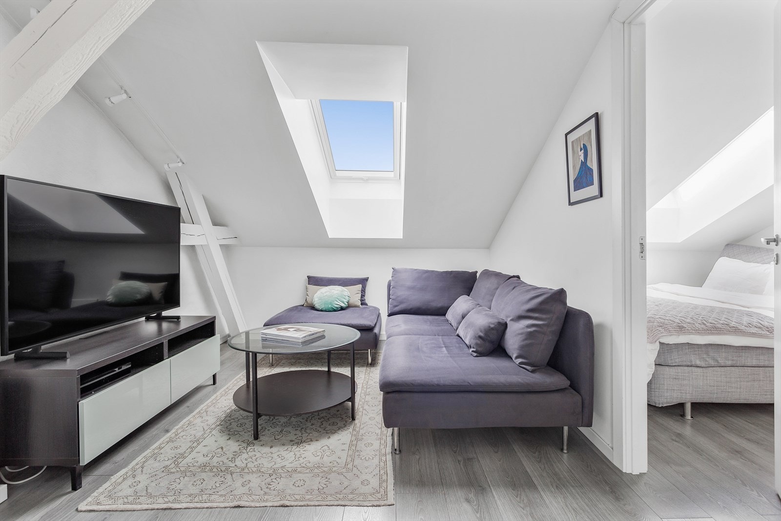 Stuen har en takhøyde på 3,4 meter til mønet, som gir en luftig romfølelse. Galleribilde