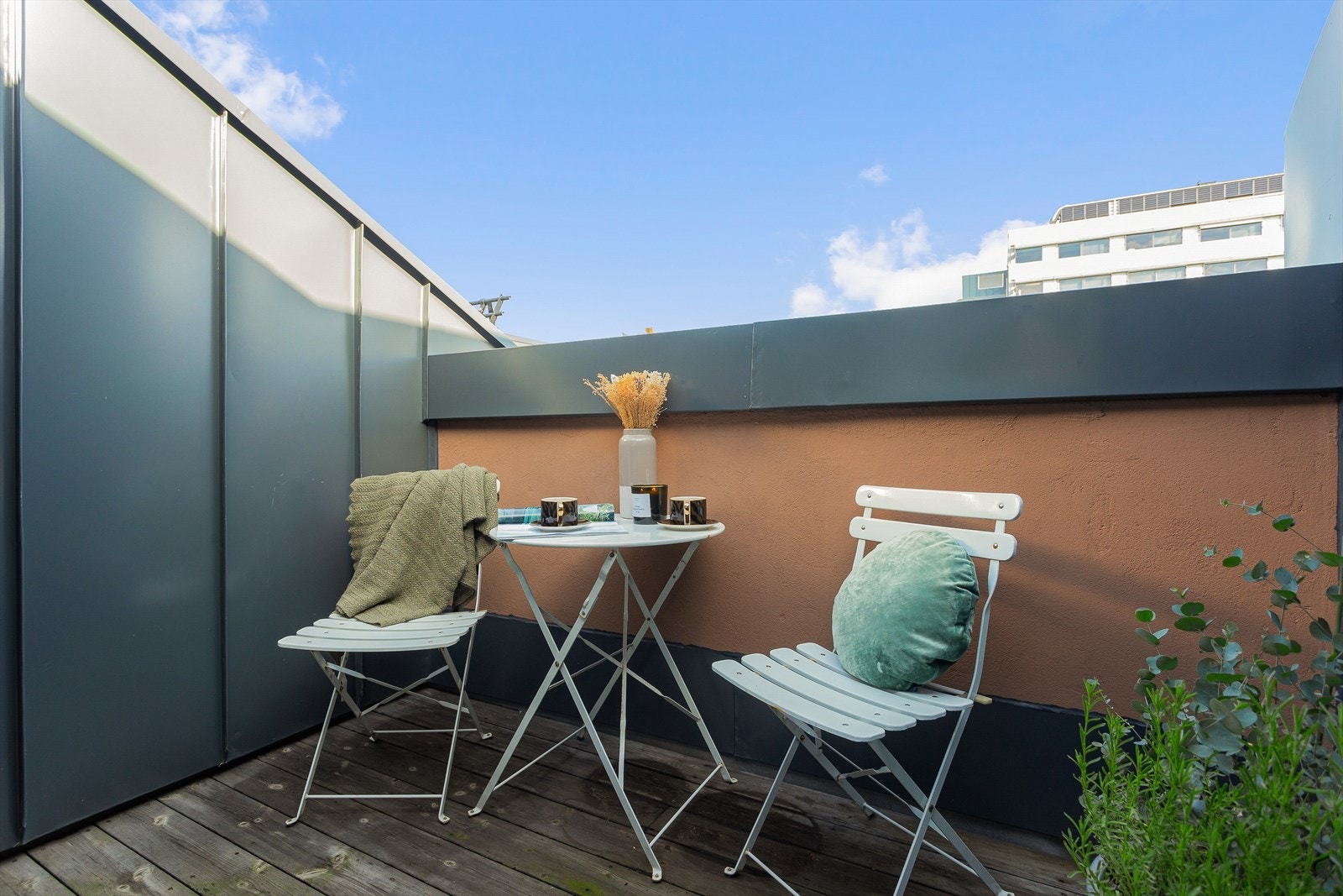 Rekkverket i malt betong og mur har en høyde på 1,3 meter. Galleribilde