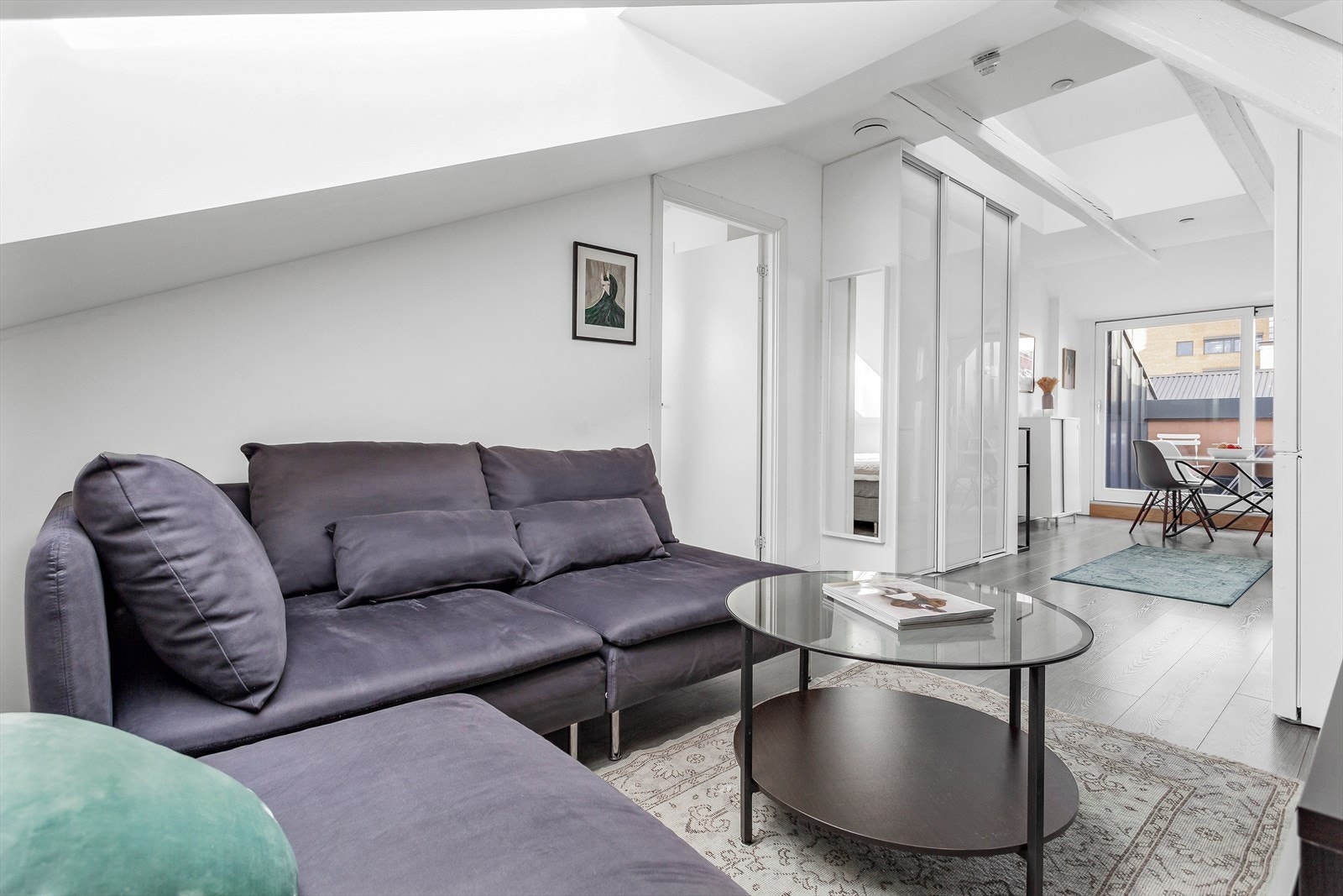 Fra stuen er det en naturlig overgang til leilighetens private sone med soverom og bad. Galleribilde