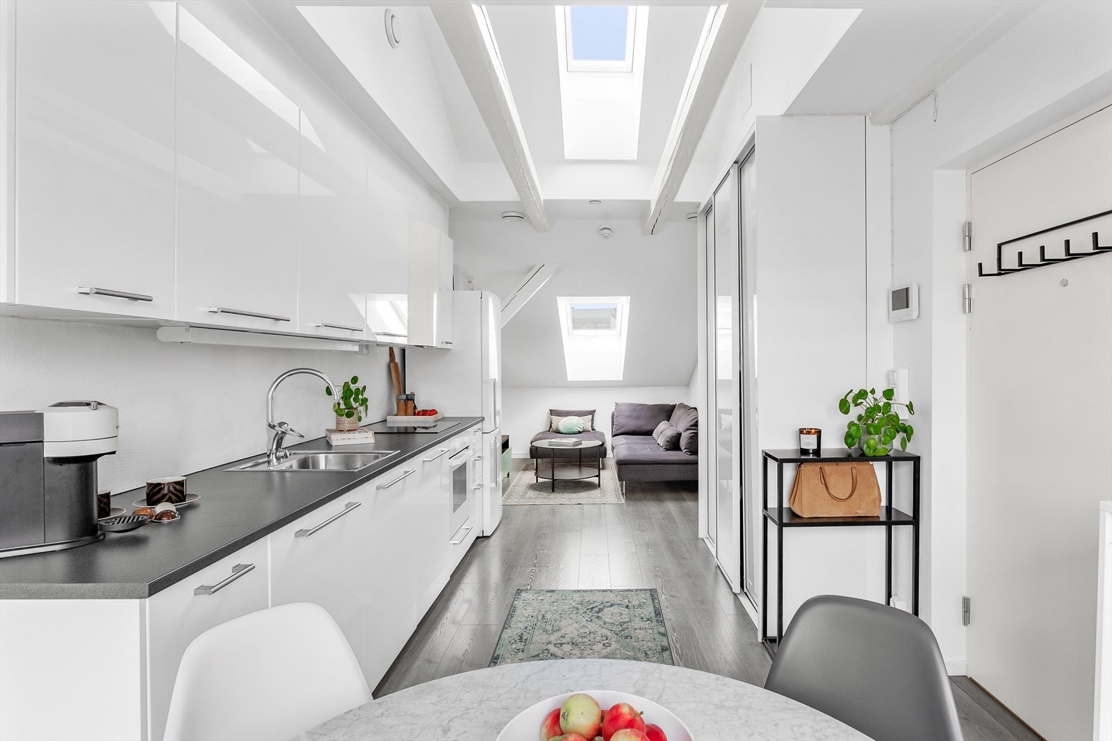 Store takvinduer fra Velux, installert i 2015, slipper inn rikelig med dagslys. Galleribilde