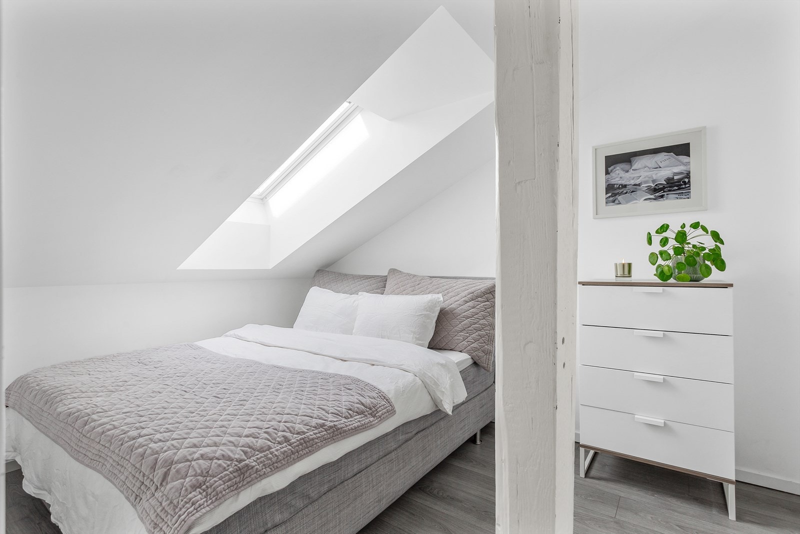 Det er plass til en kommode eller annen oppbevaring på soverommet. Galleribilde