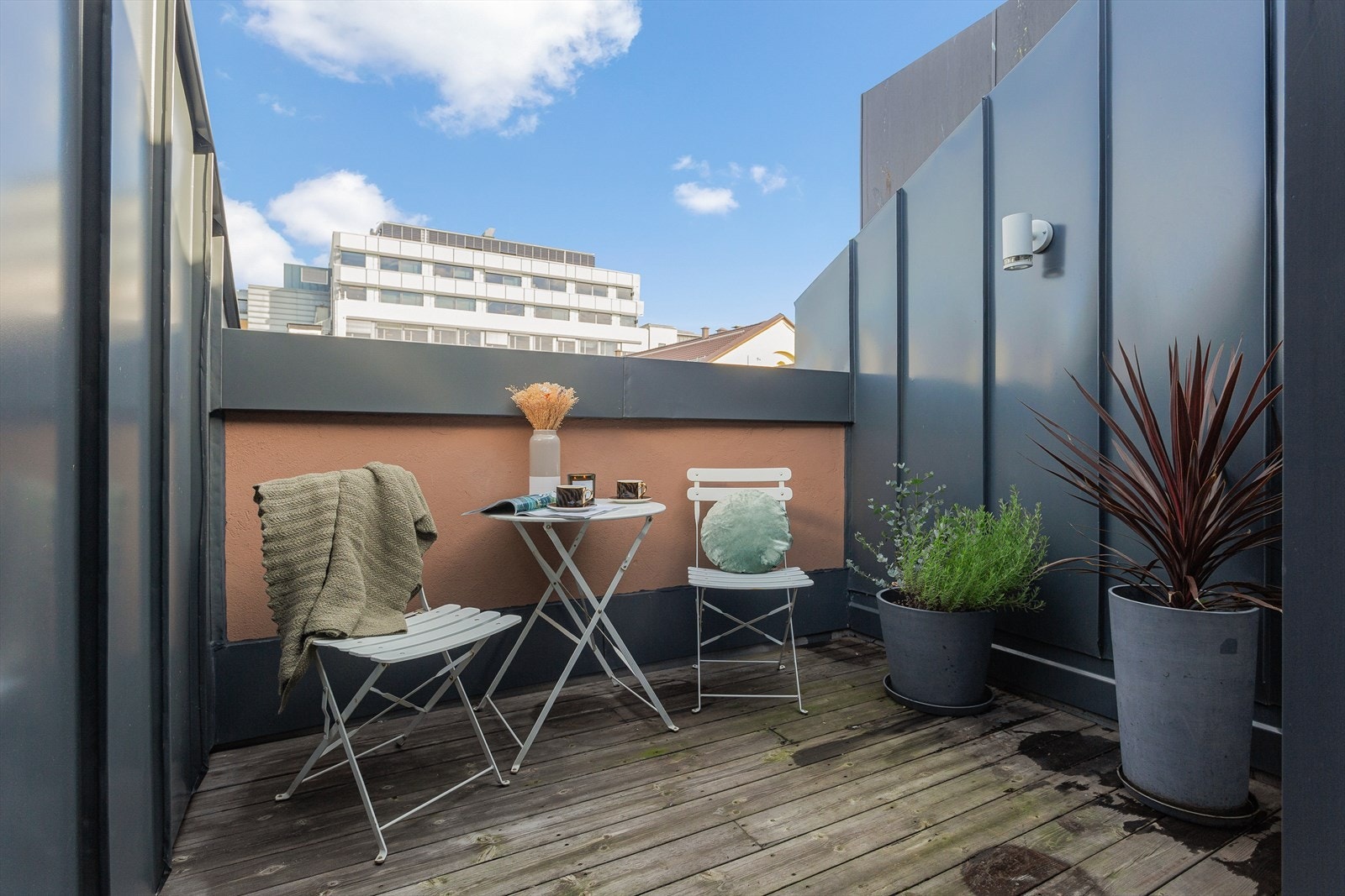 Fra stuen er det utgang til en inntrukket balkong på 5 m² med plass til en sittegruppe. Galleribilde