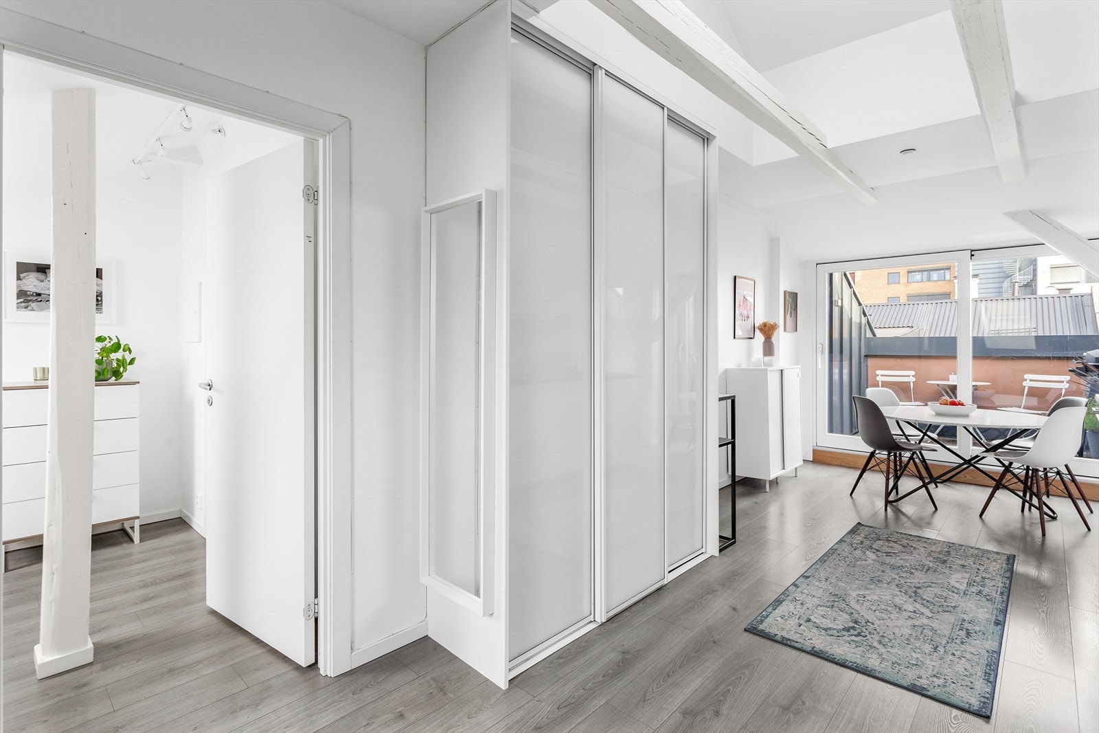 En romslig skyvedørsgarderobe gir gode oppbevaringsmuligheter i oppholdsrommet. Galleribilde