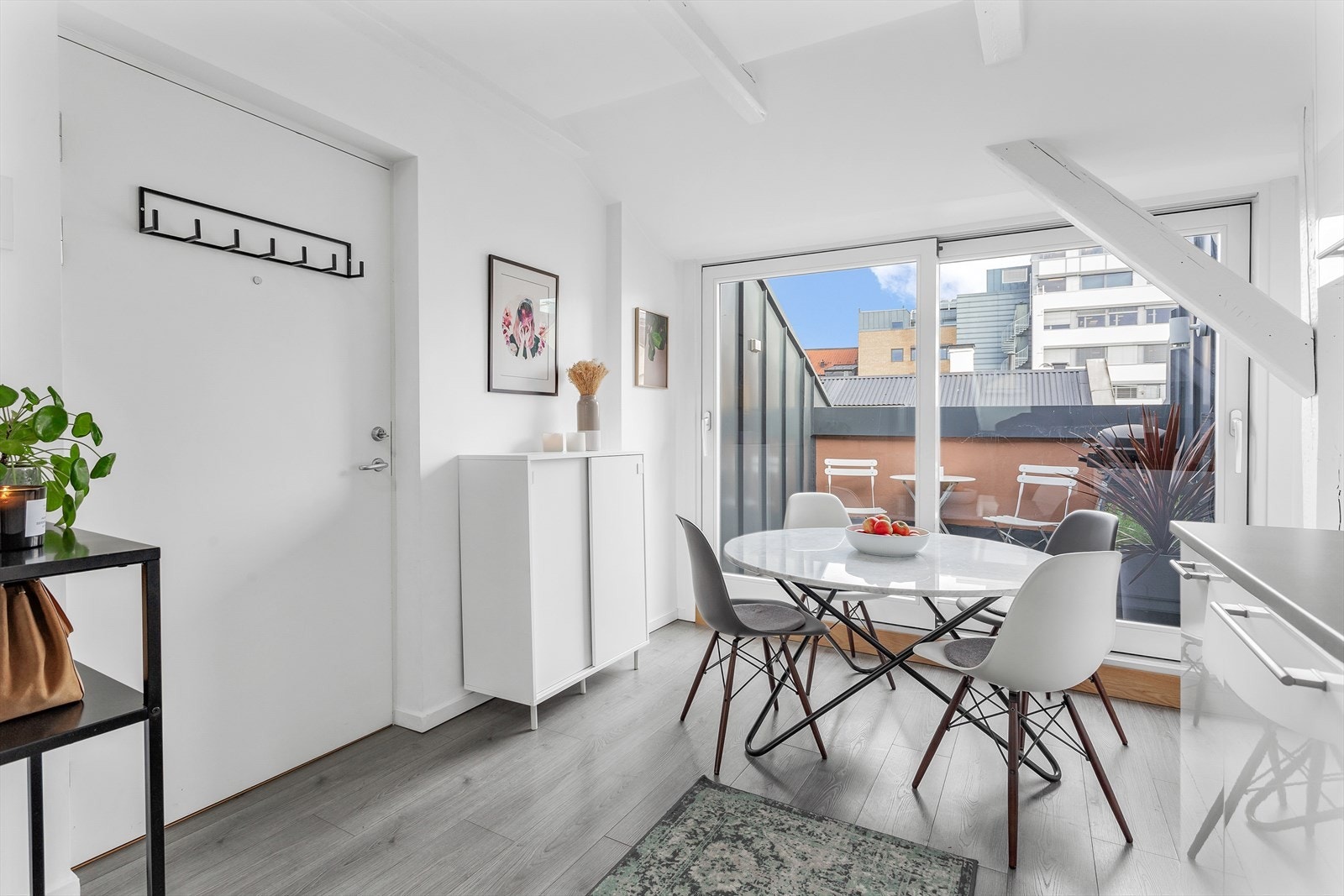 Leiligheten har en åpen og sosial løsning mellom stue og kjøkken, med gjennomgående laminatgulv. Galleribilde