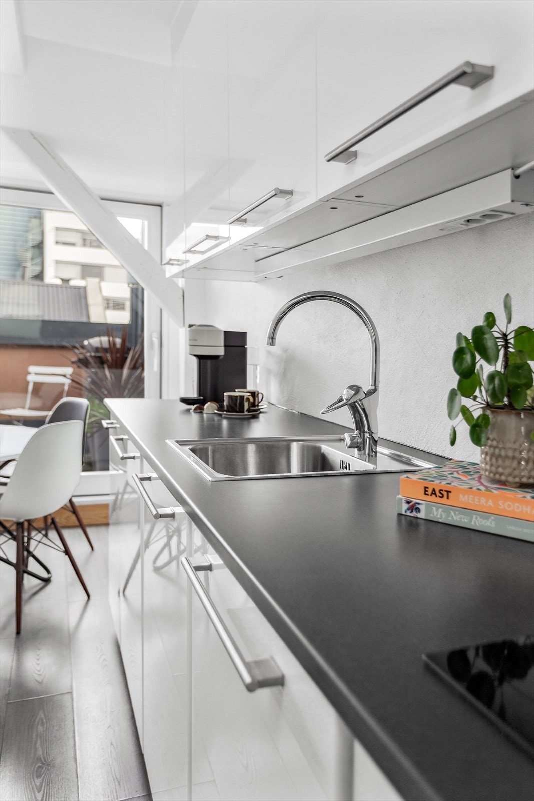 Benkeplaten i laminat gir gode arbeidsflater, og det er fliser over benken. Galleribilde